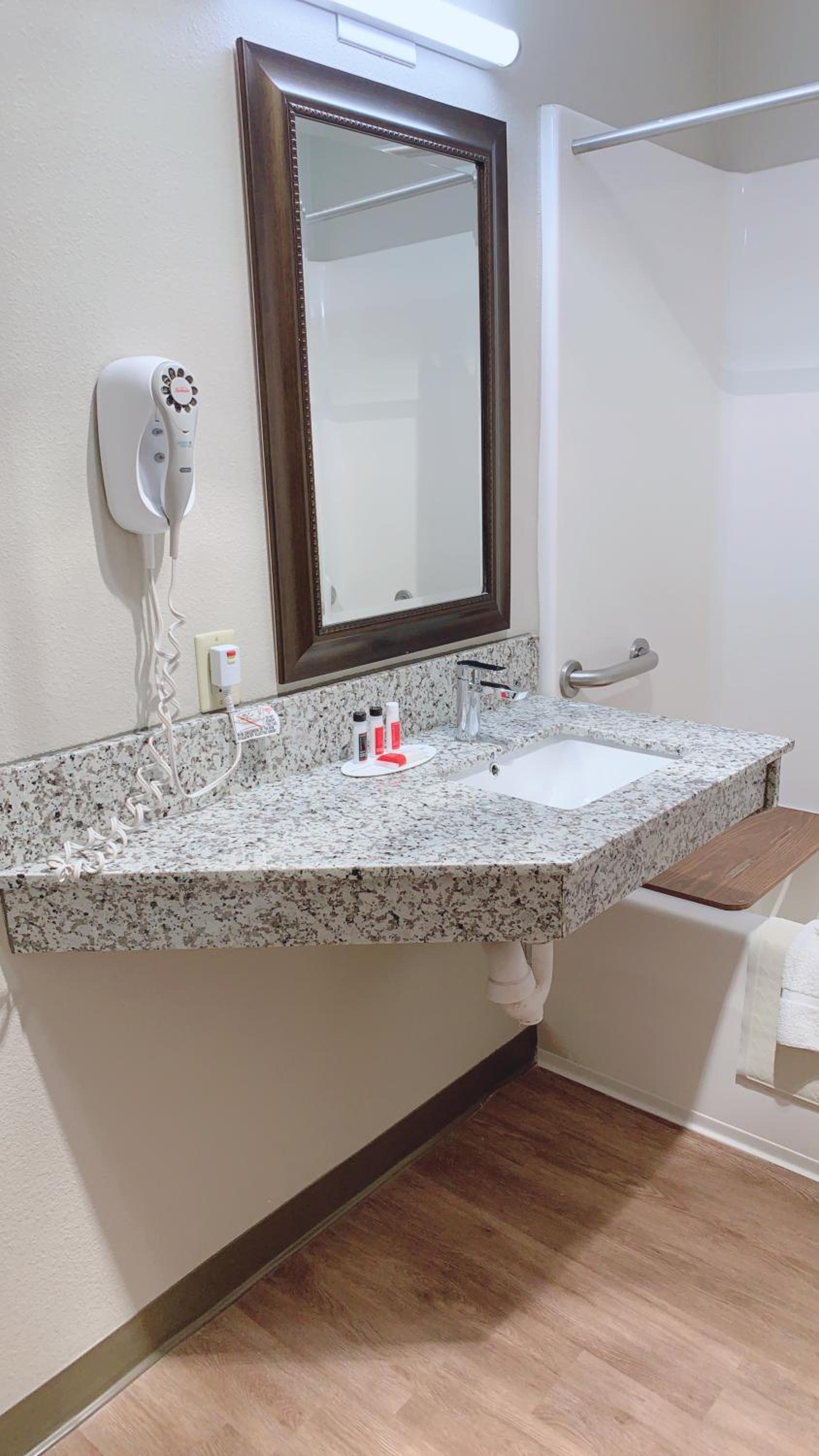 King Room - Mobility Access/Non-Smoking - Photo 3