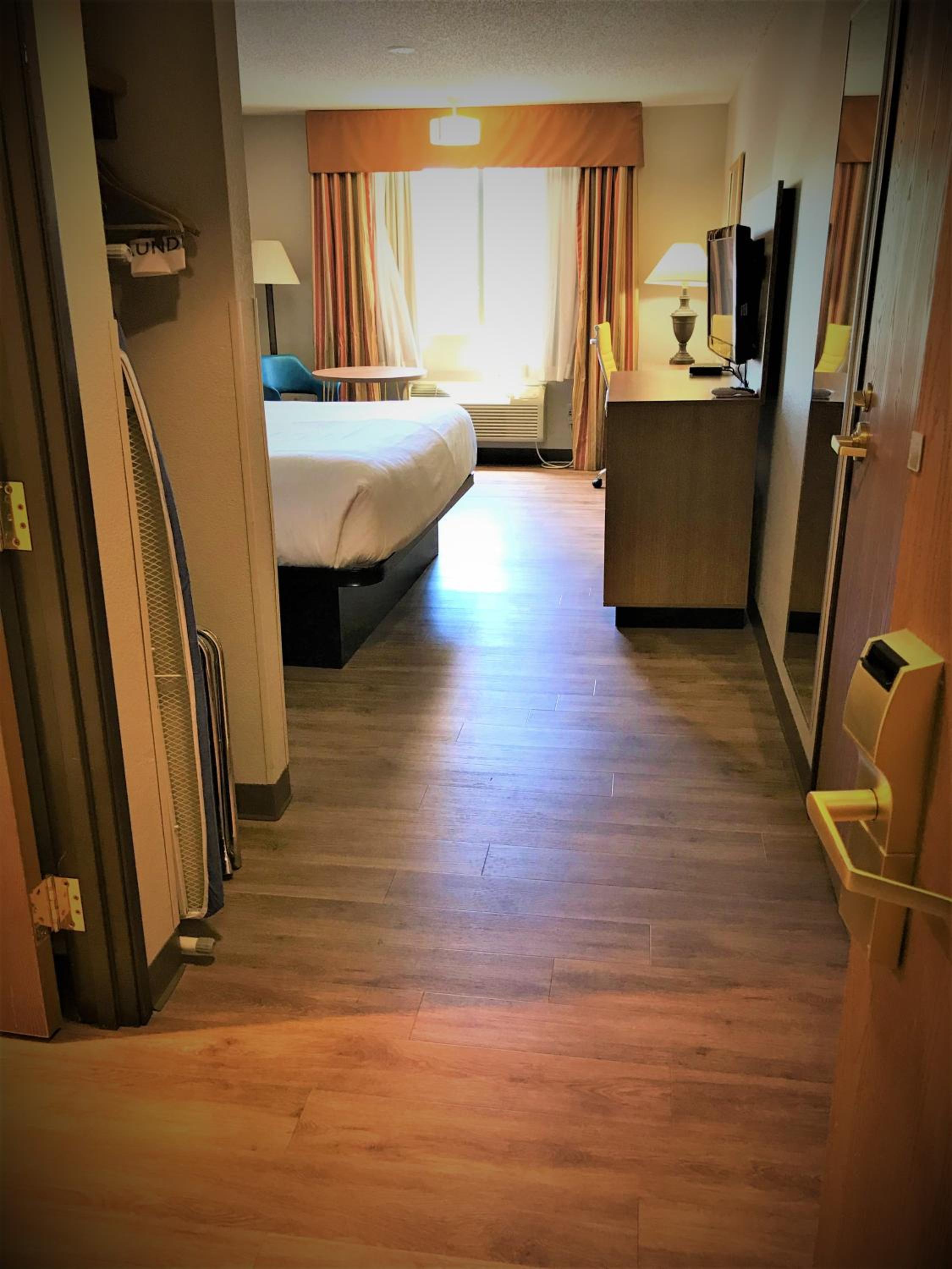 King Room - Non-Smoking - Photo 1