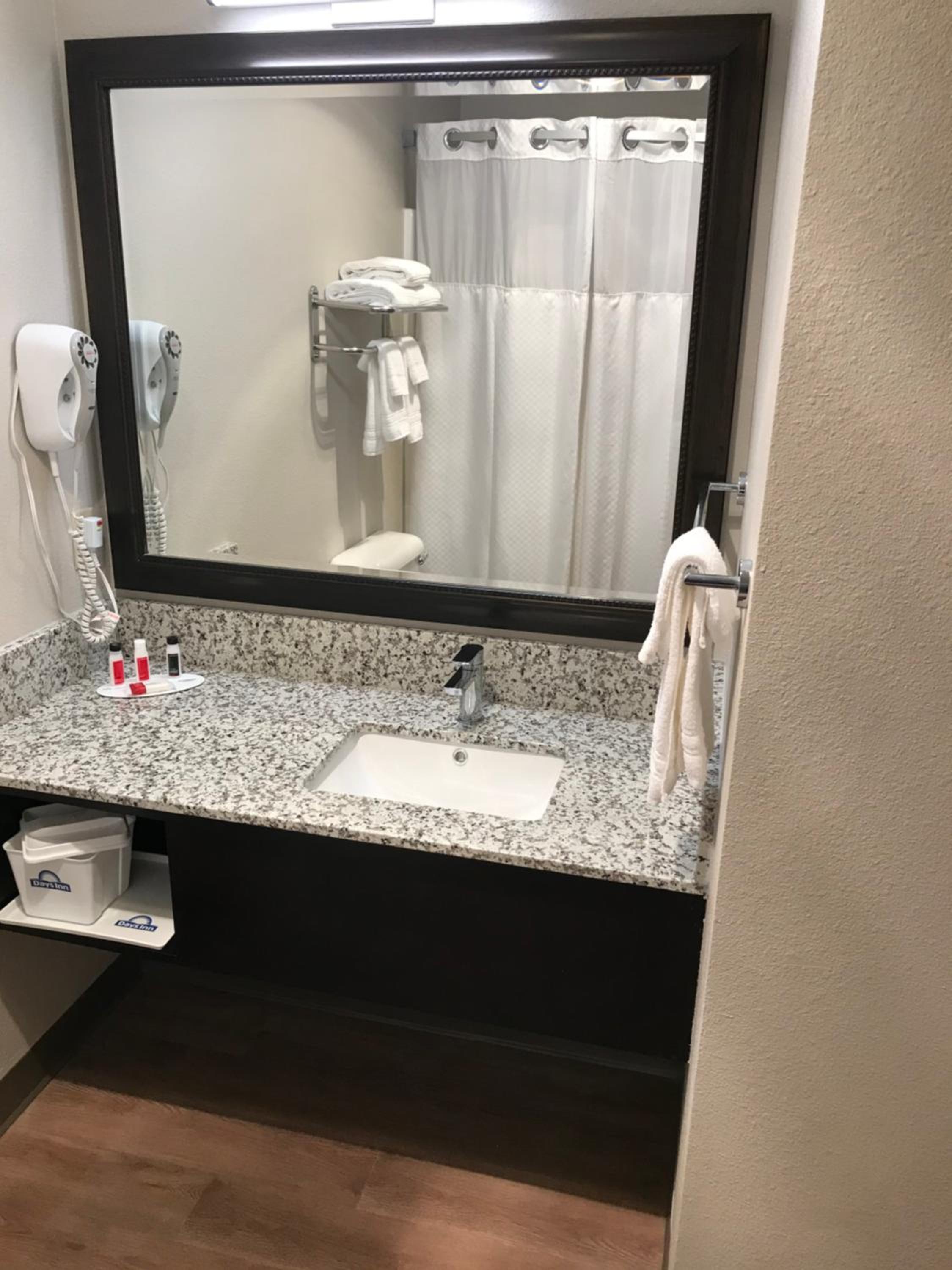 One-Bedroom King Suite - Non-Smoking - Photo 2