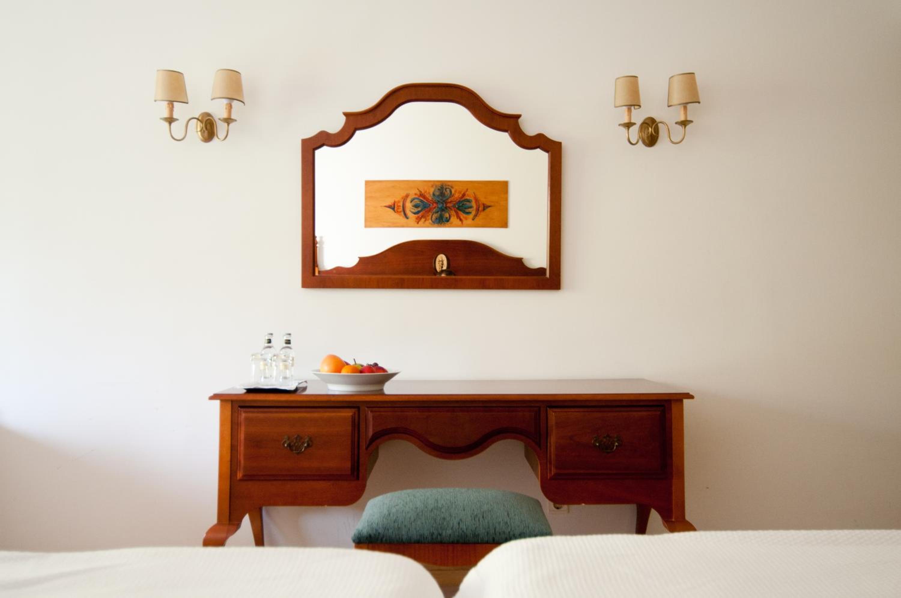 Double or Twin Deluxe Room with Garden View - Photo 6