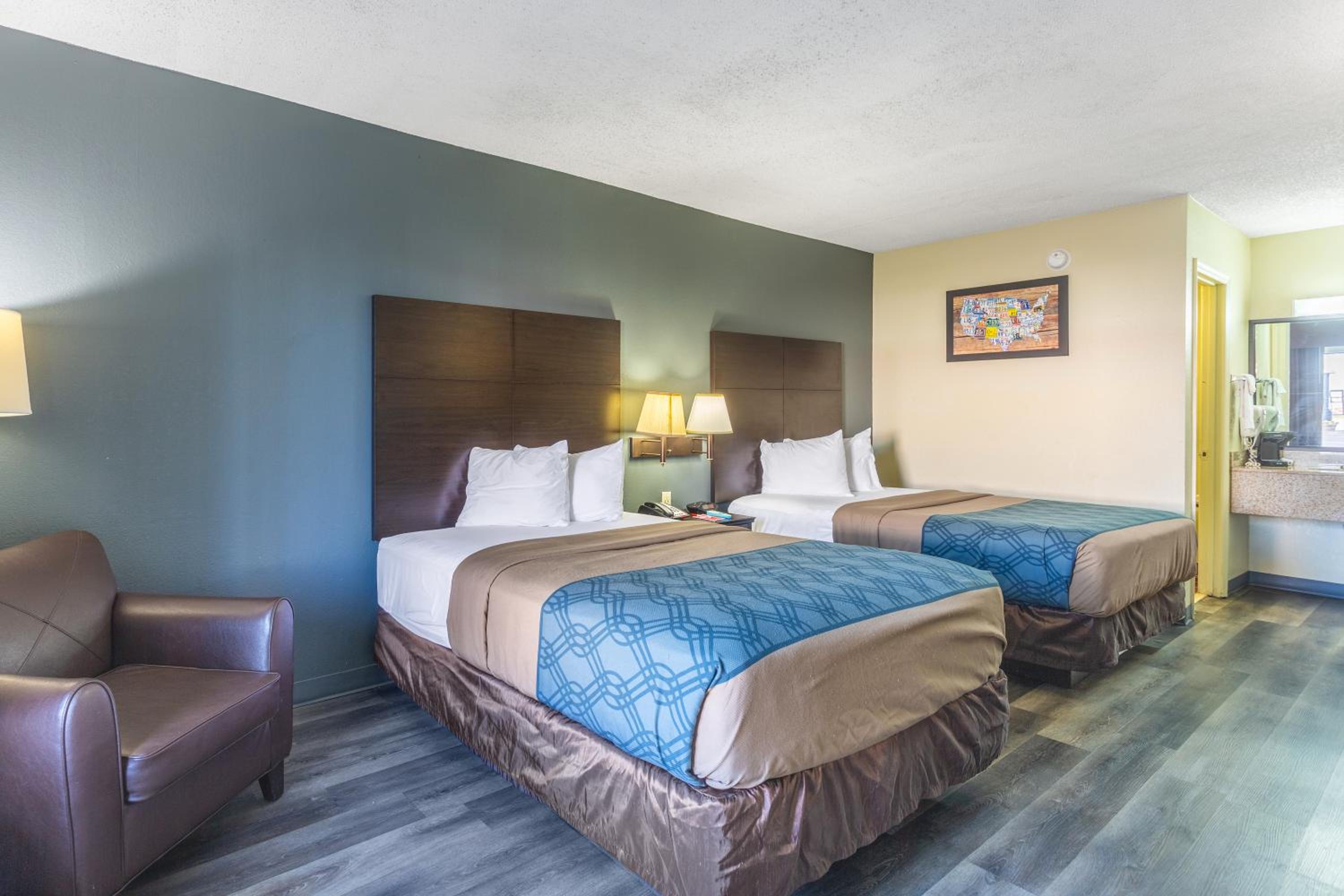 Double Room with Two Double Beds - Smoking - Photo 1