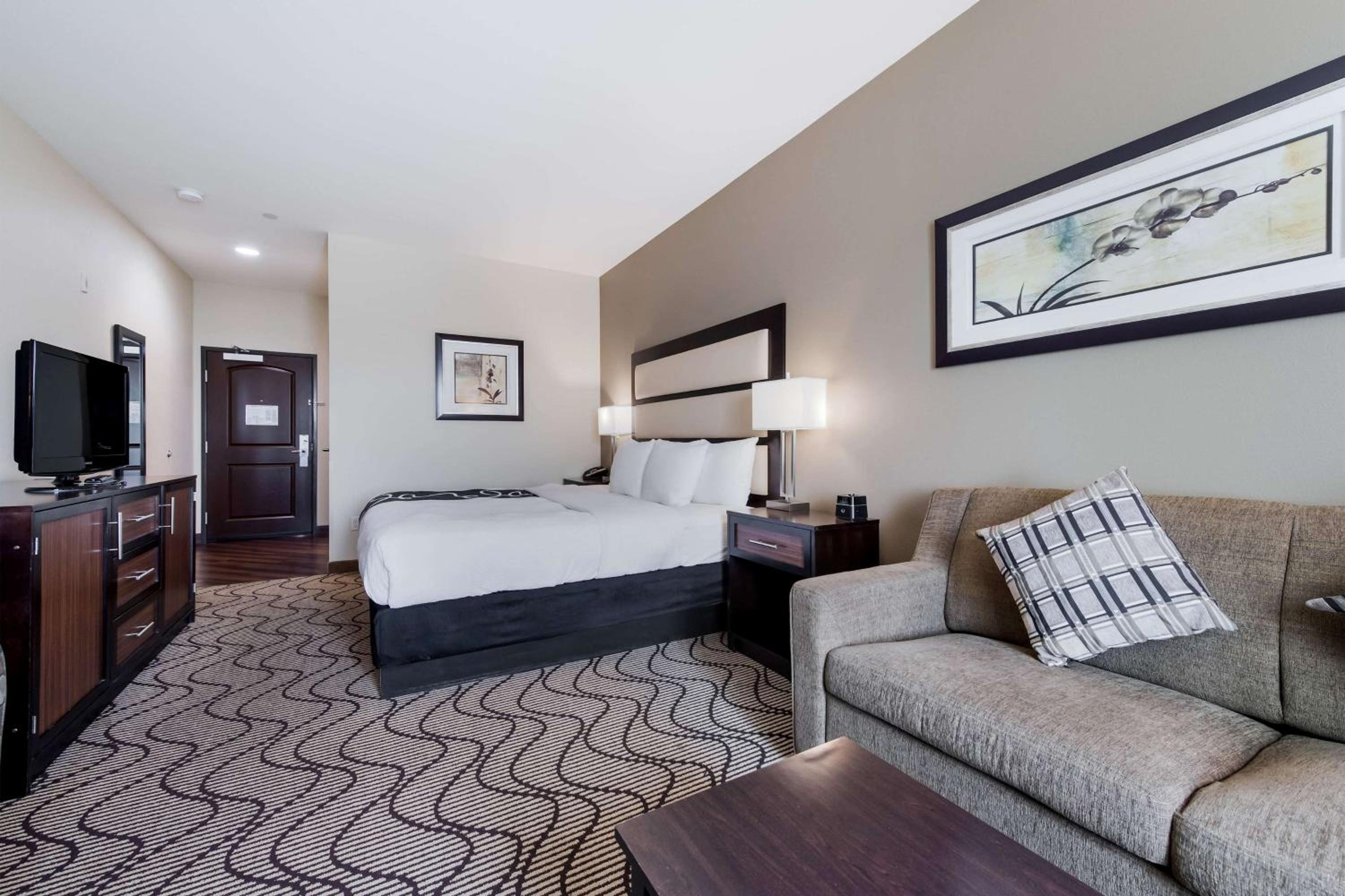 King Room with Sofa Bed - Photo 5