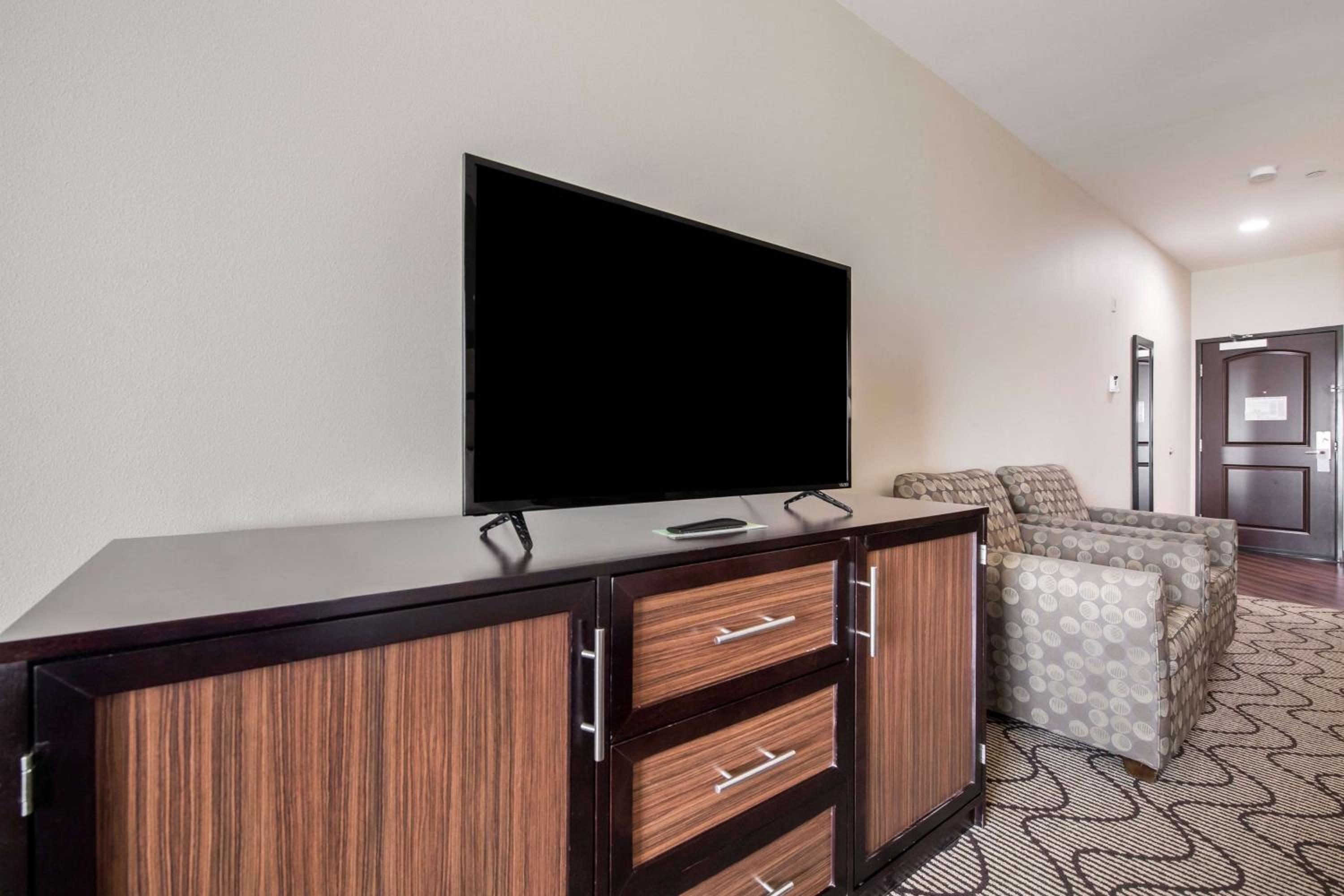 Deluxe Queen Room with Two Queen Beds - Photo 5