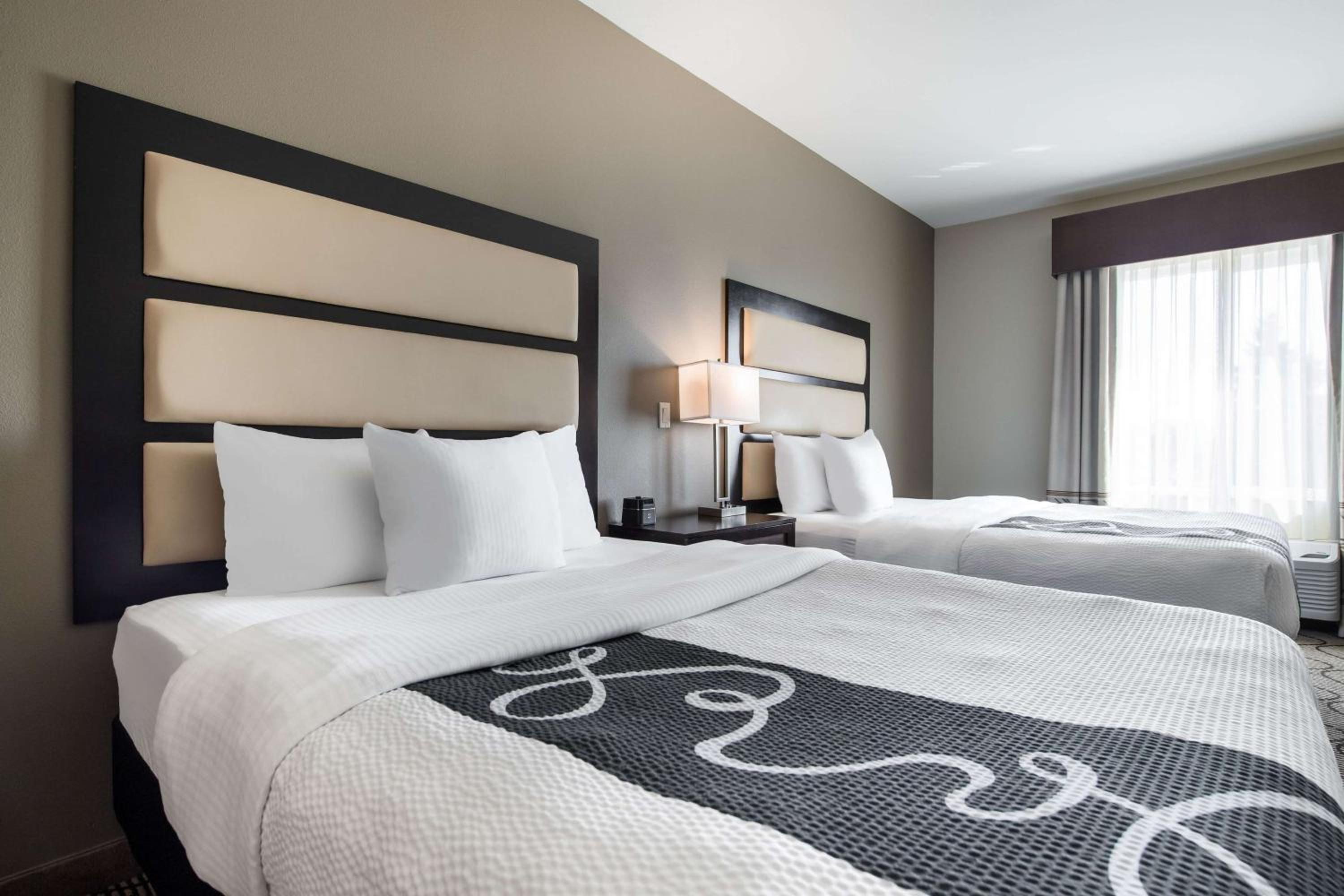 Deluxe Queen Room with Two Queen Beds - Photo 3