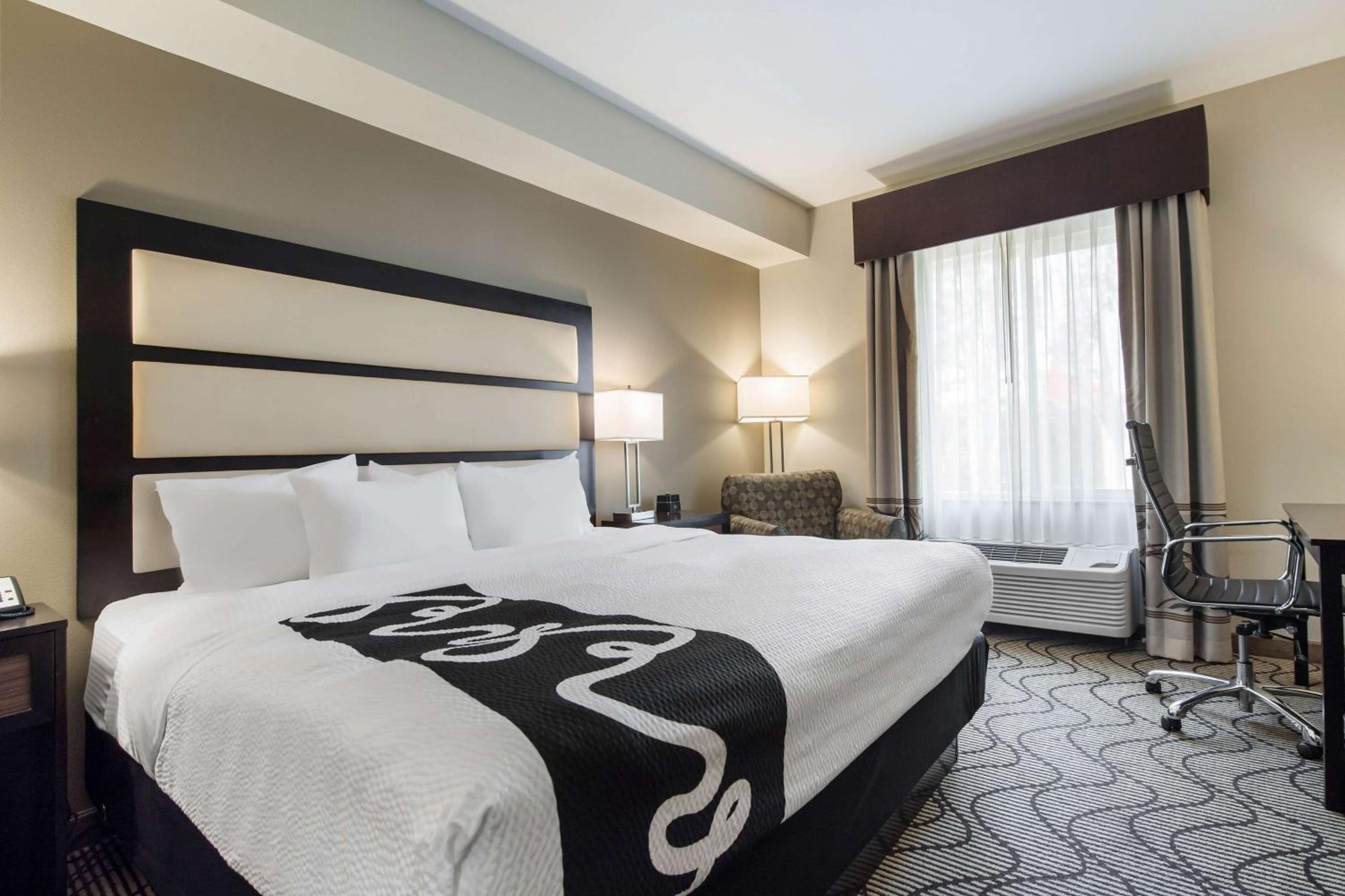 Deluxe King Room - Photo 3