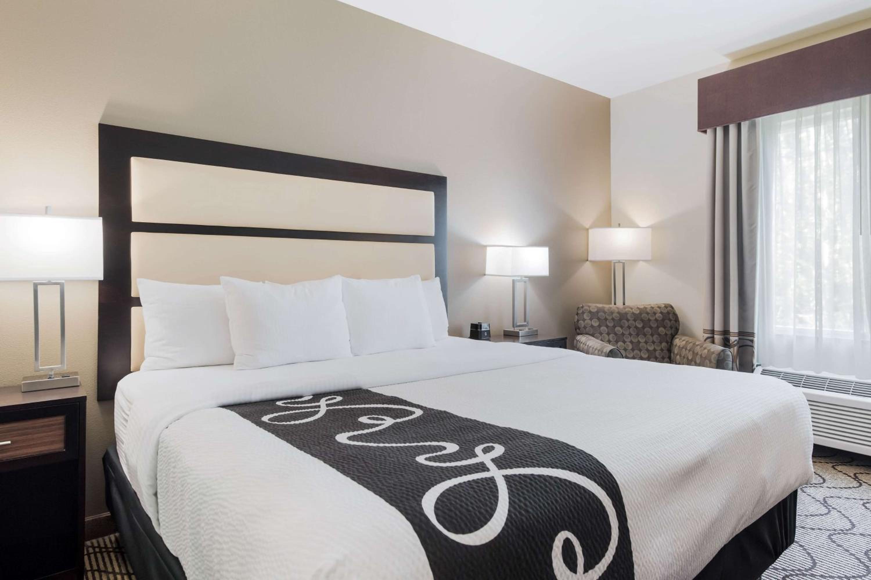 Deluxe King Room - Photo 4