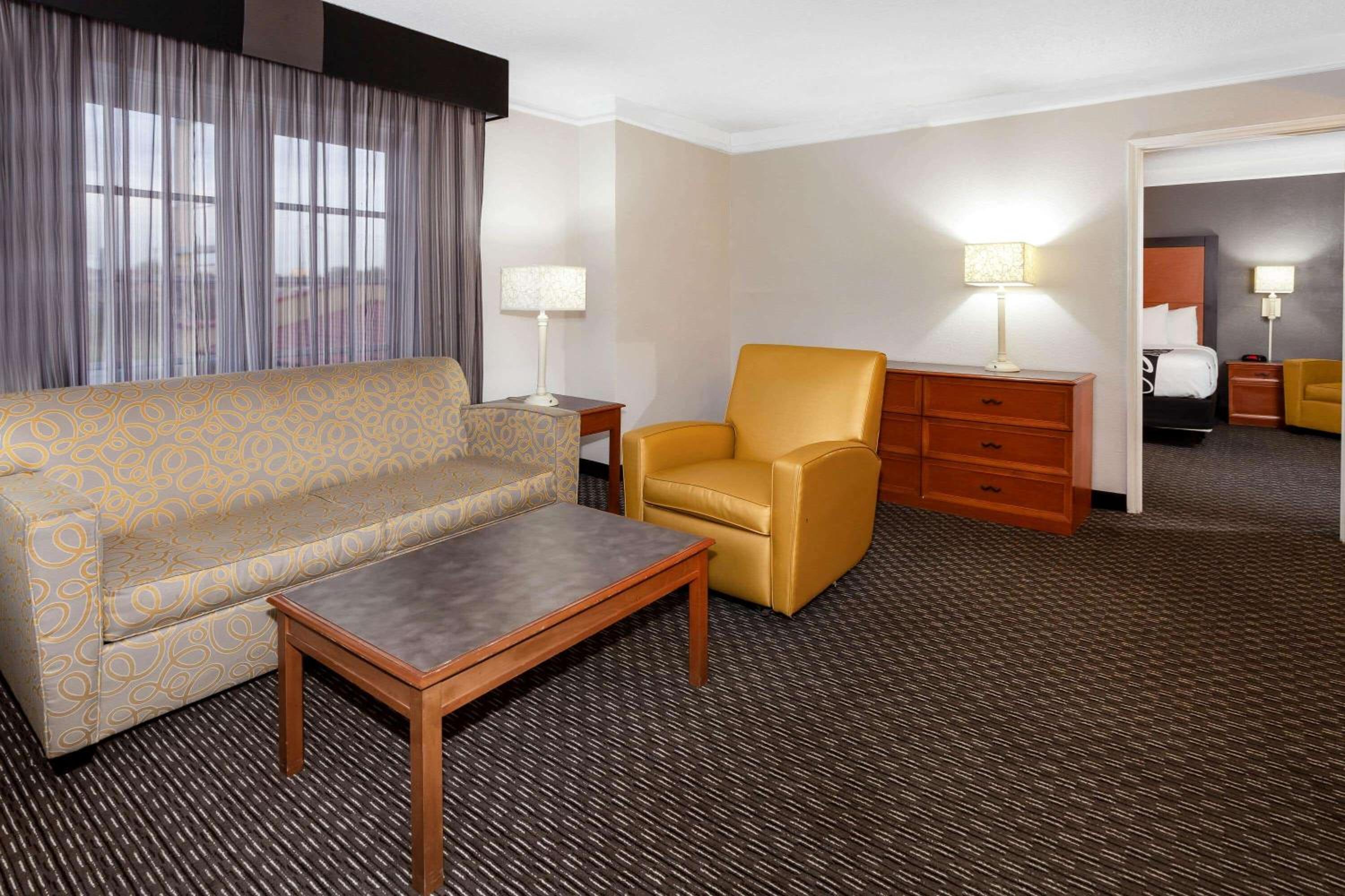 One-Bedroom King Suite - Non-Smoking - Photo 3