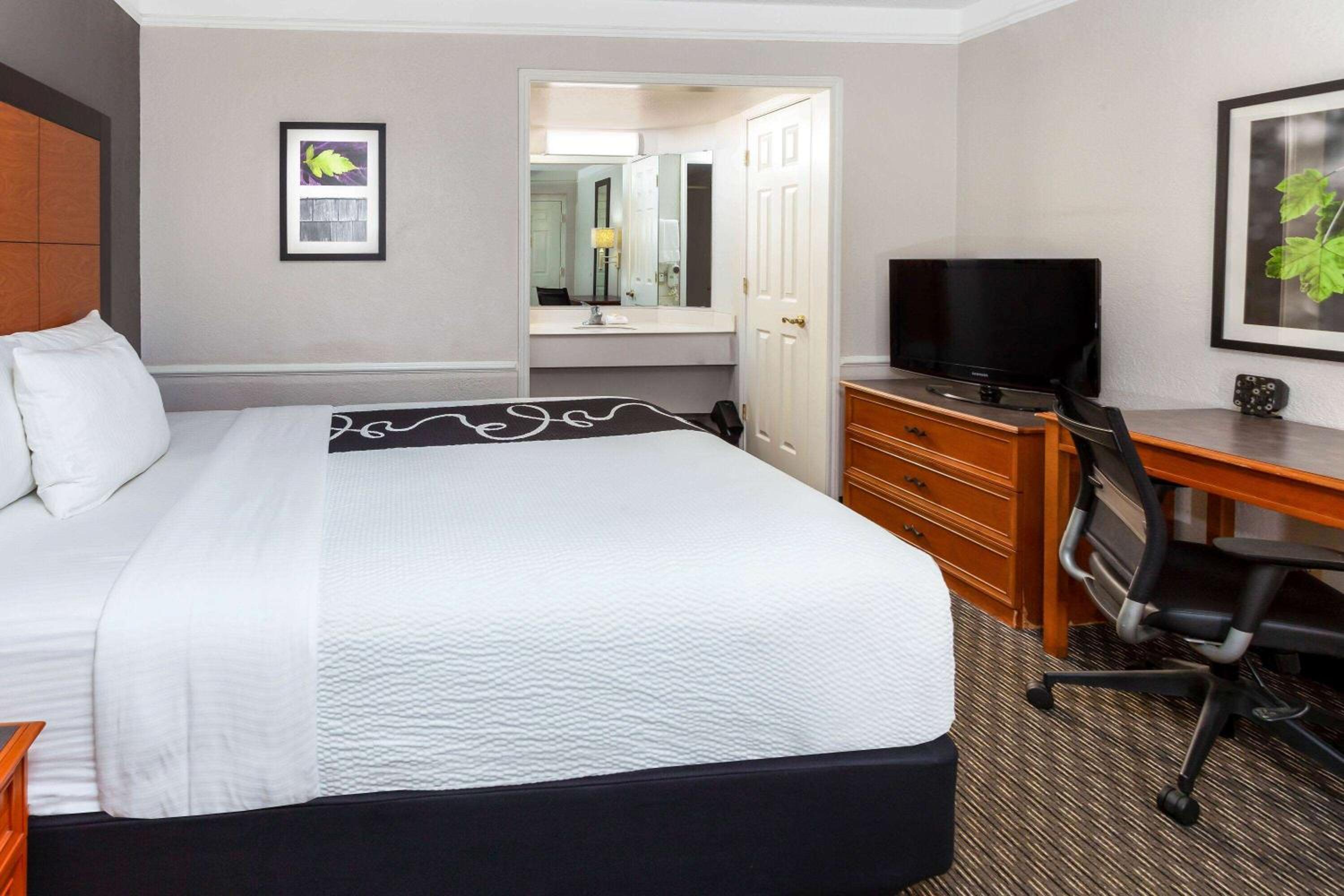 Deluxe Queen Room - Non-Smoking - Photo 1