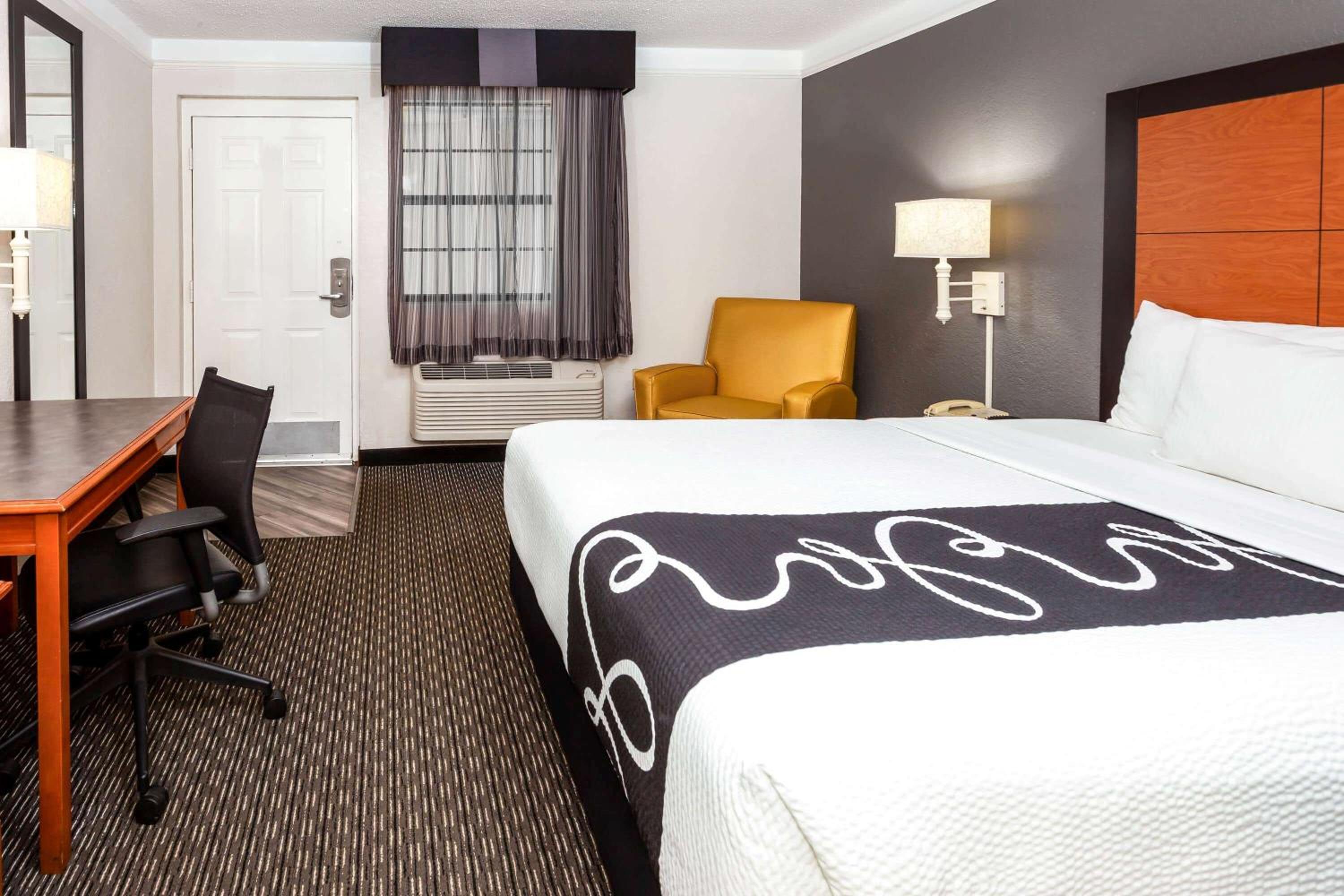 Deluxe Queen Room - Non-Smoking - Photo 2
