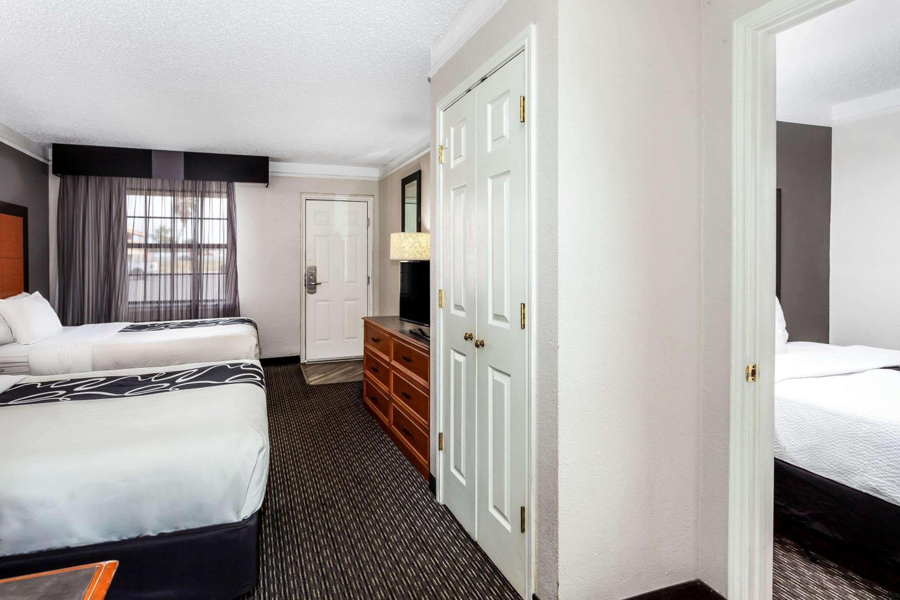 Room with Three Full Beds - Non Smoking - Photo 5