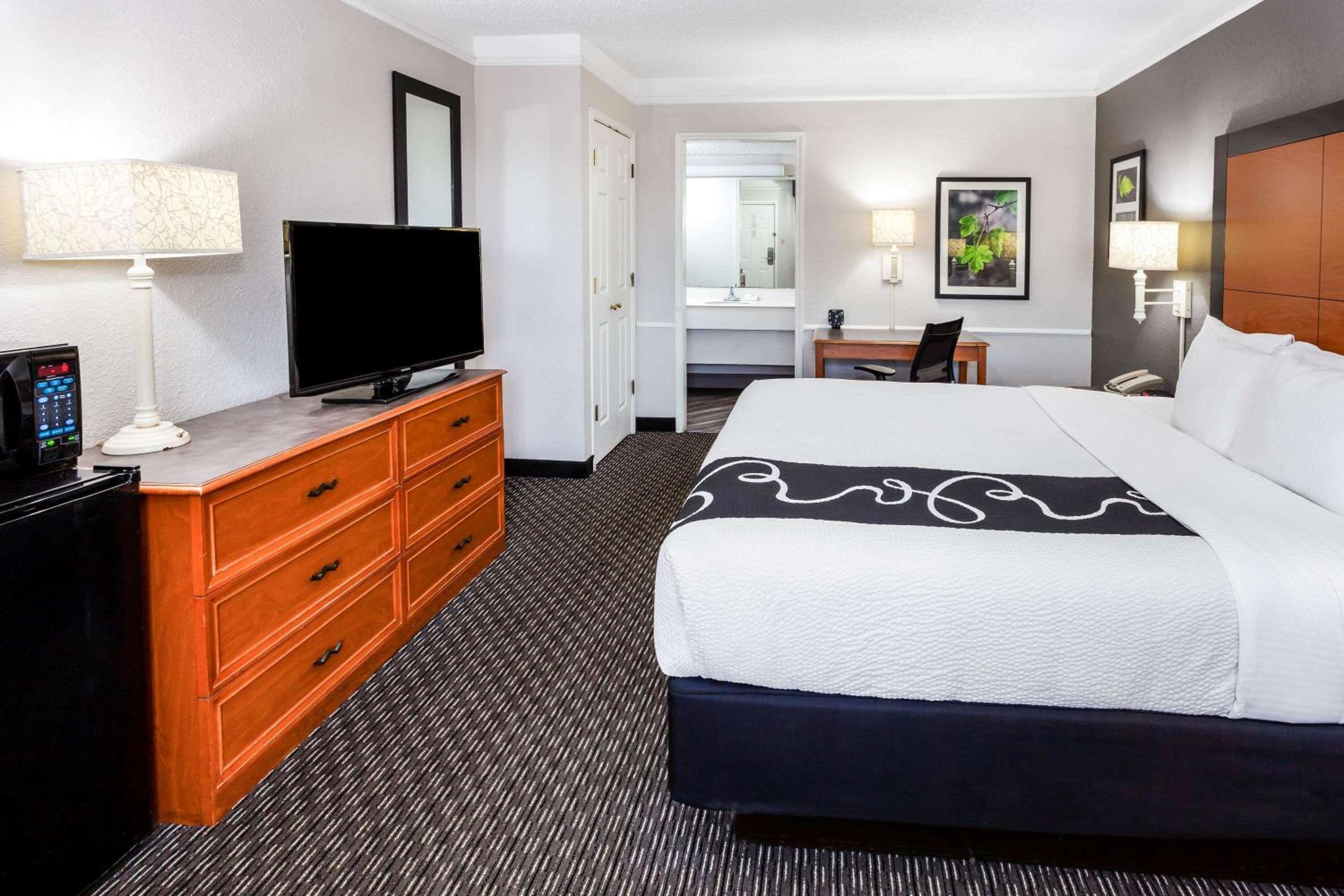 Deluxe King Room - Photo 8