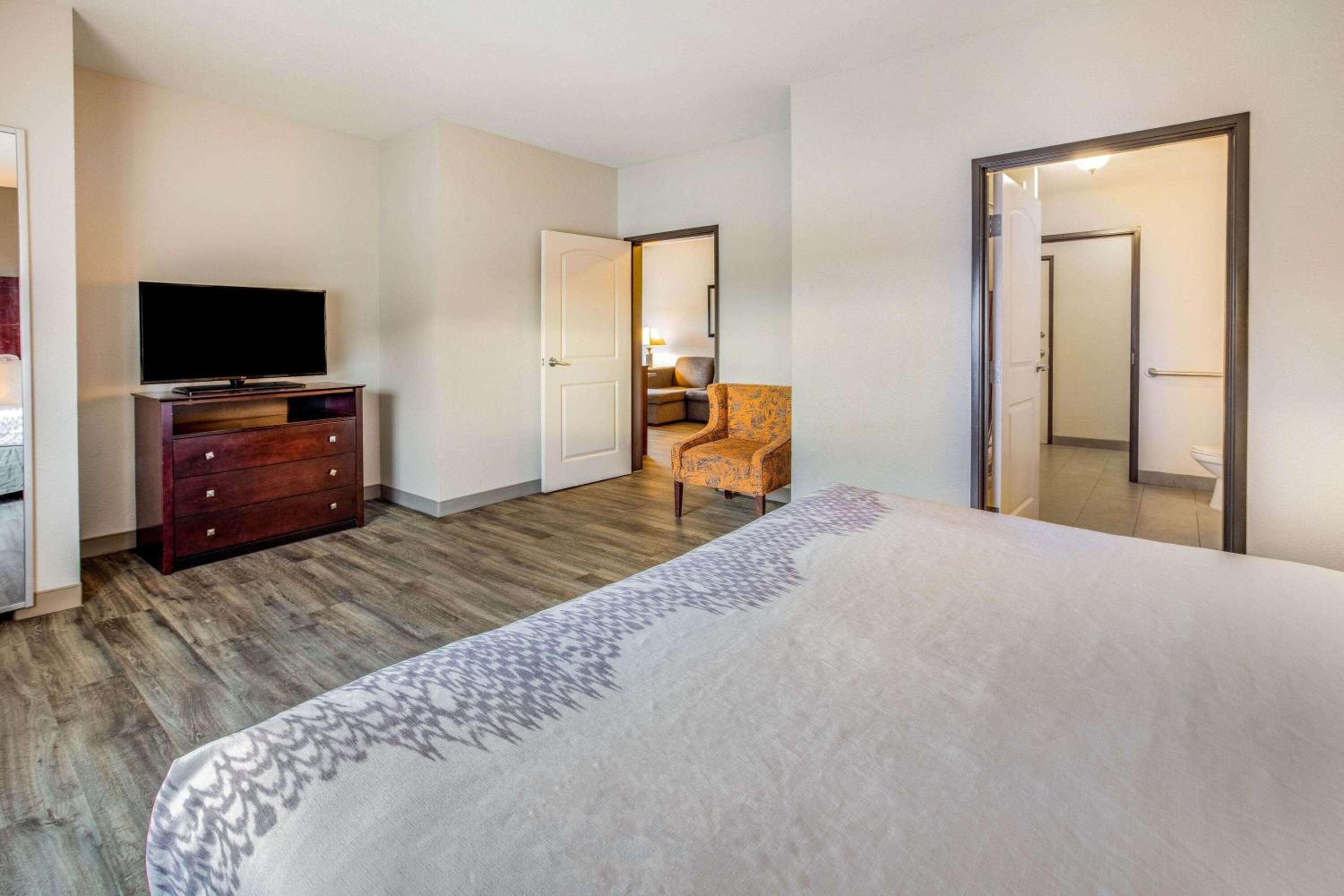 Deluxe King Suite - Non-Smoking - Photo 3