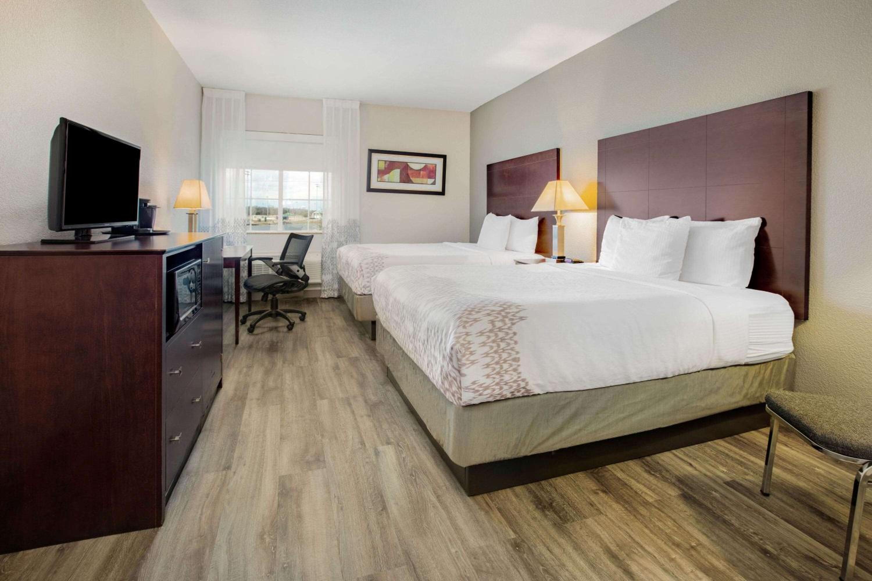 Queen Room with Two Queen Beds - Photo 5