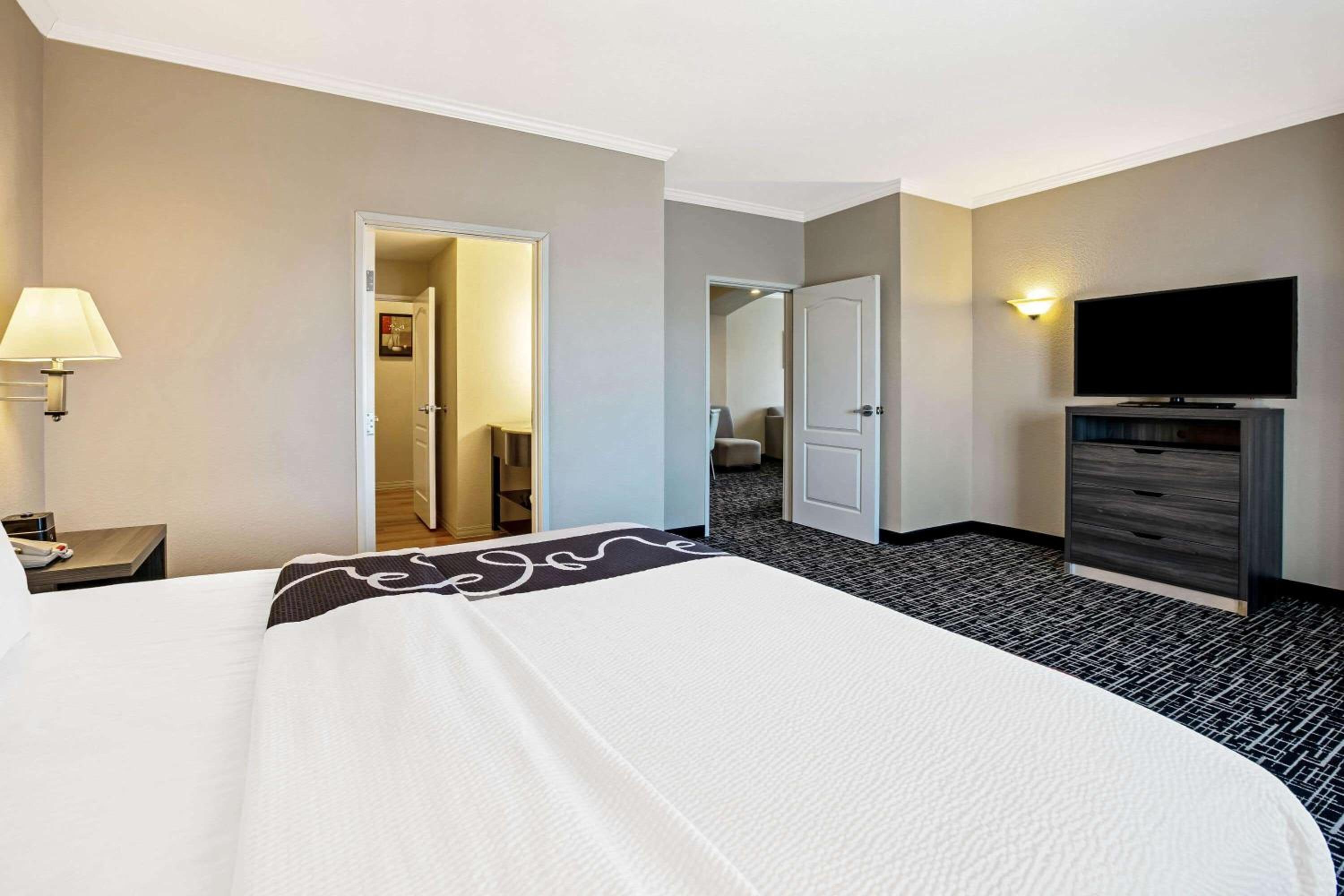 Deluxe Family Suite - Non-Smoking - Photo 1