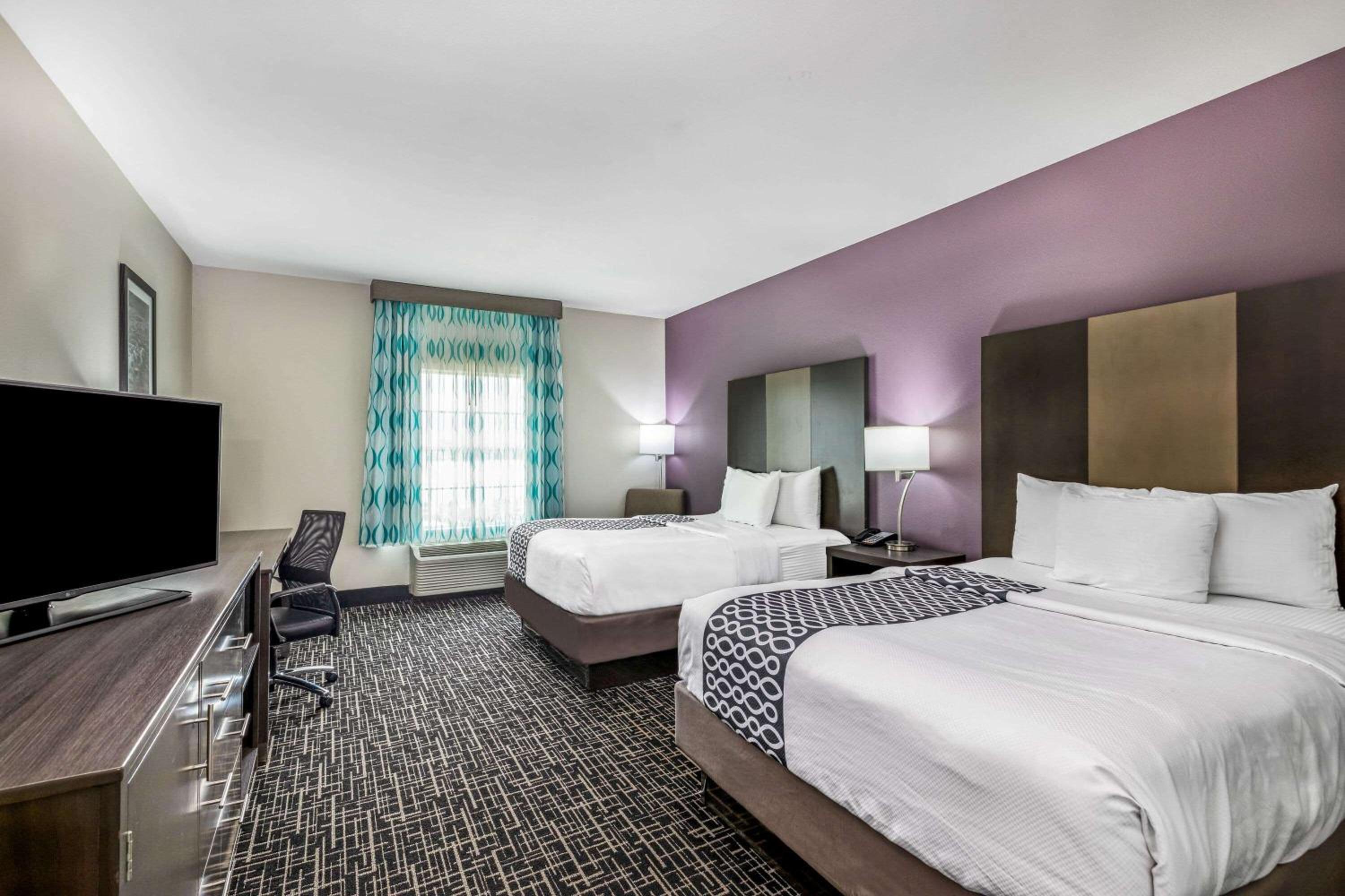 Queen Room With Two Queen Beds - Mobility Access/Non-Smoking photo 2
