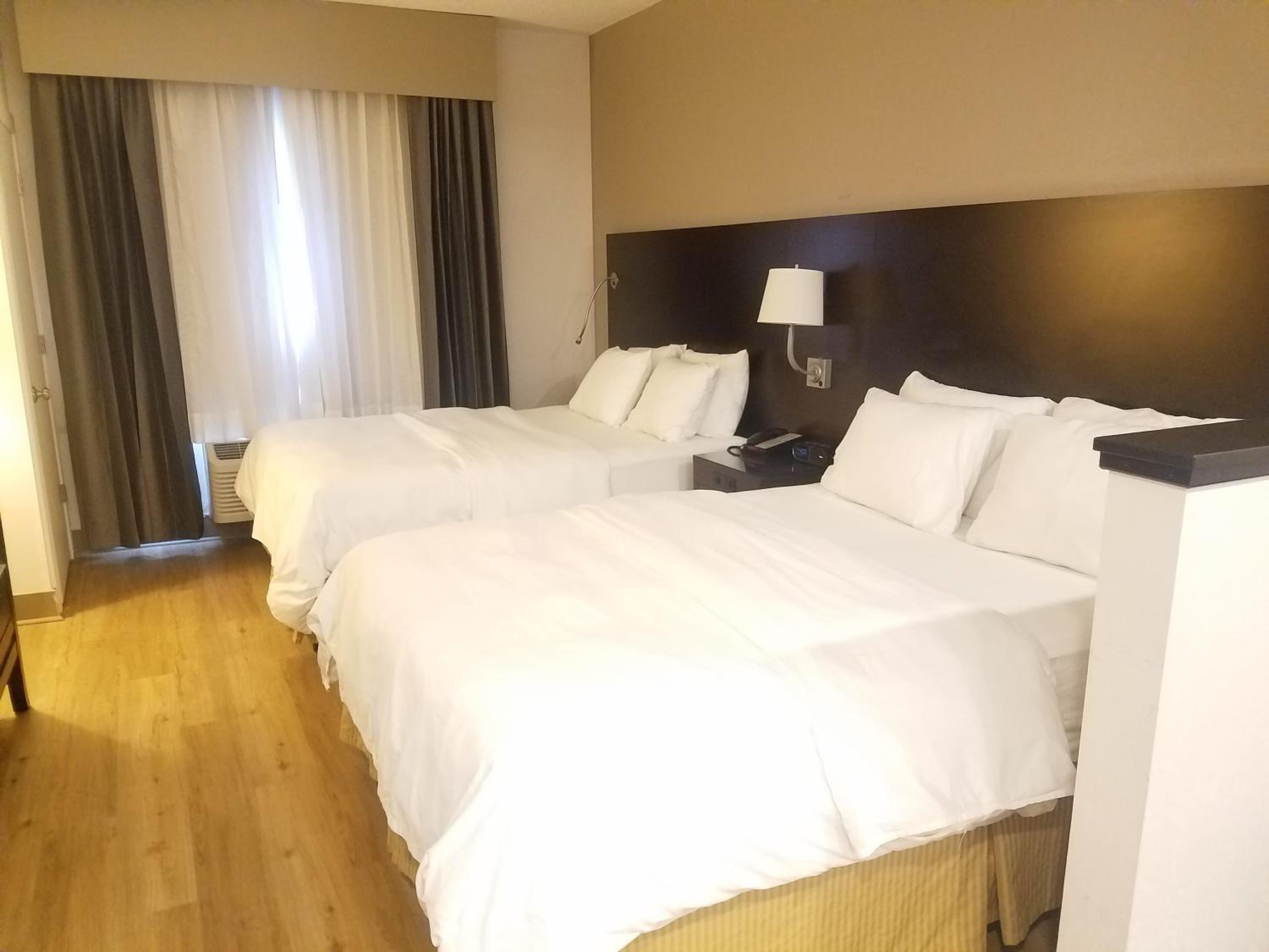 Queen Room with Two Queen Beds - Photo 2