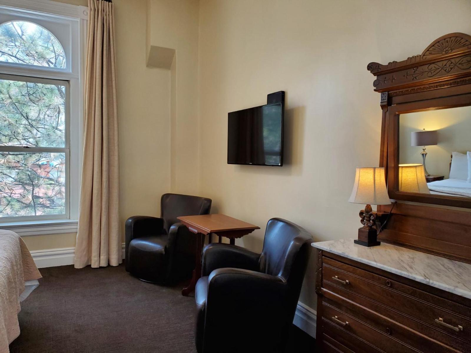 Deluxe King Suite photo 2