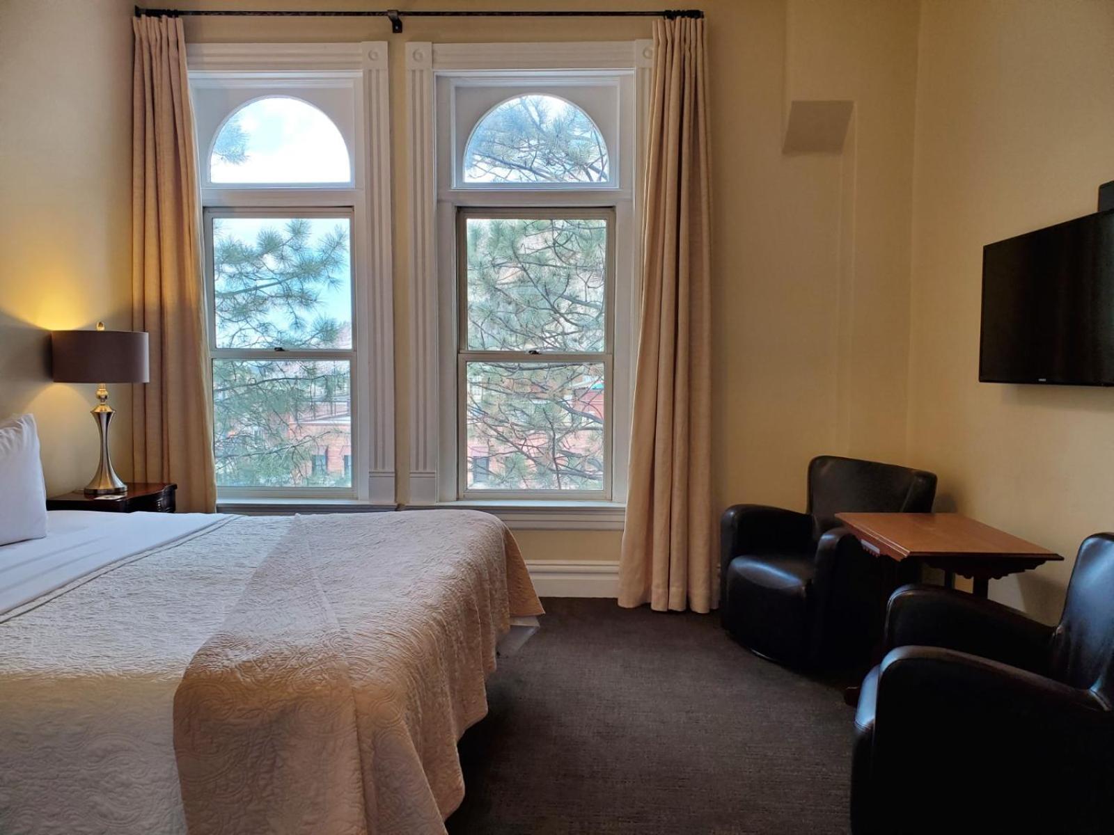 Deluxe King Suite photo 3