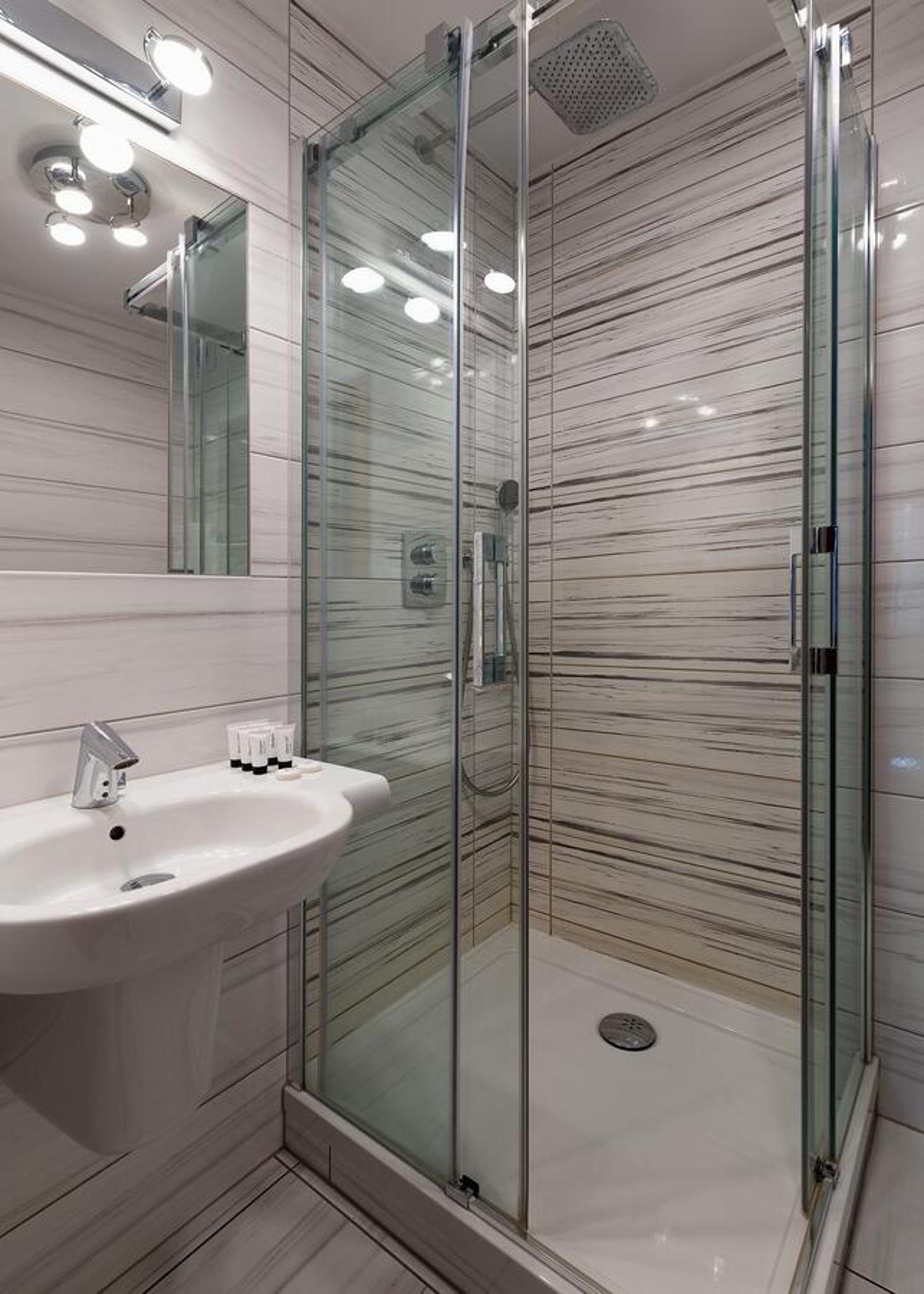 Double or Twin Room - Photo 11