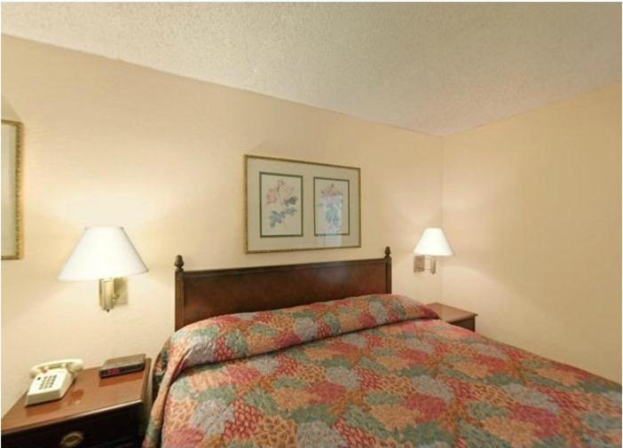 King Room - Non-Smoking - Photo 10