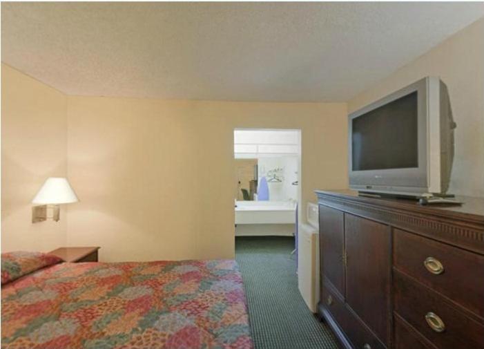 King Room - Non-Smoking - Photo 3