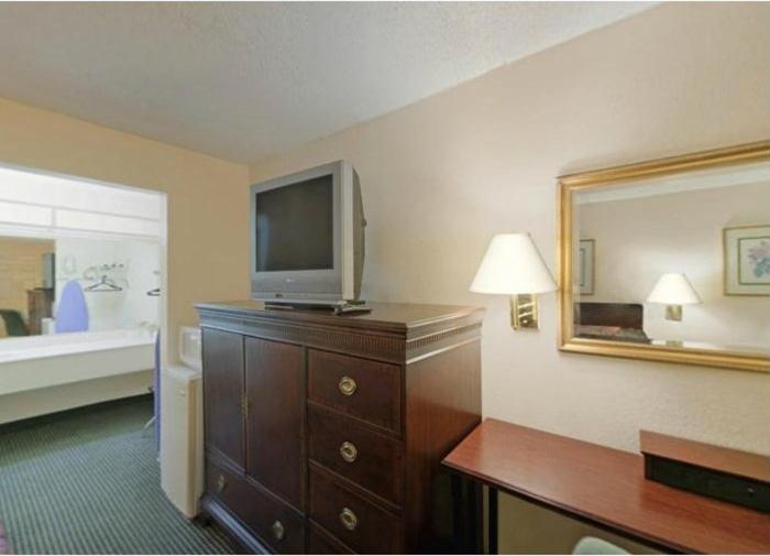 King Room - Non-Smoking - Photo 4
