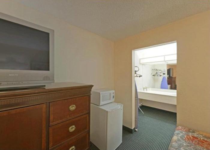 King Room - Non-Smoking - Photo 5