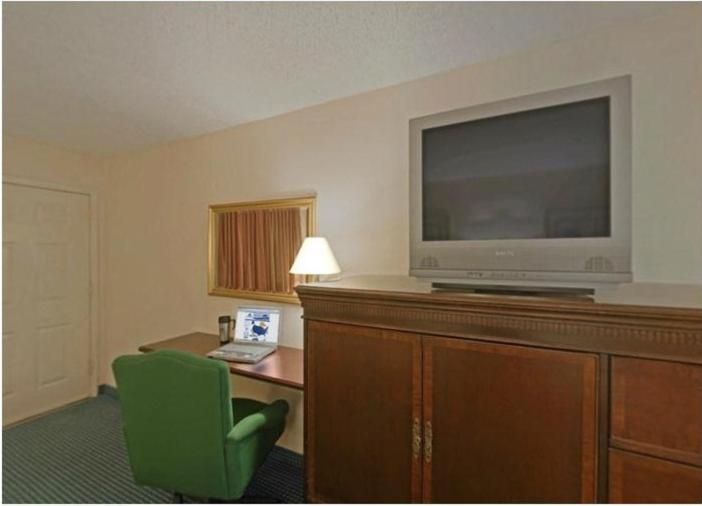 Queen Room with Two Queen Beds - Smoking - Photo 7