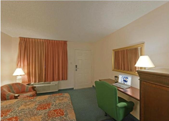 King Room - Non-Smoking - Photo 6