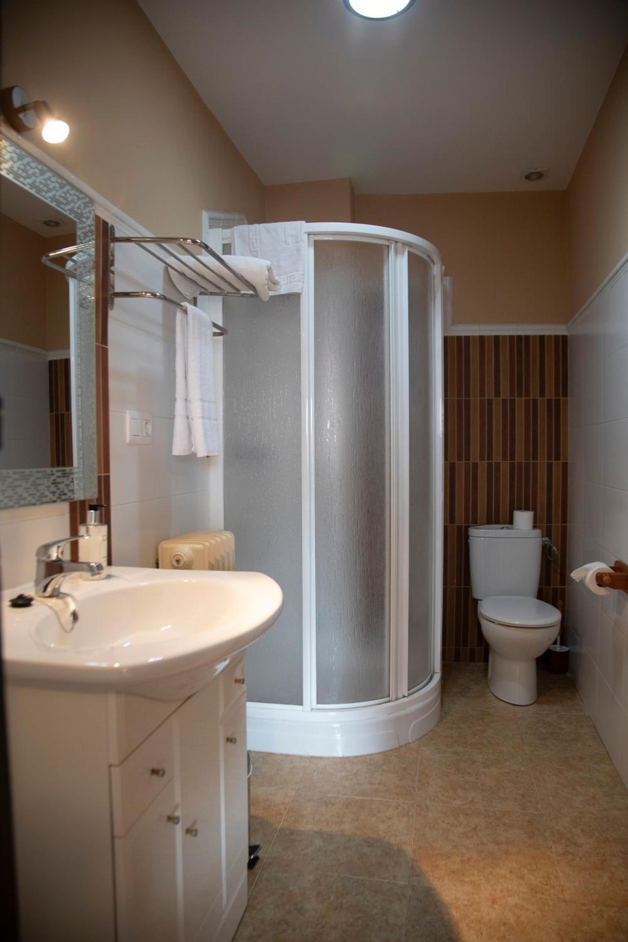 Deluxe Queen Room - Photo 3