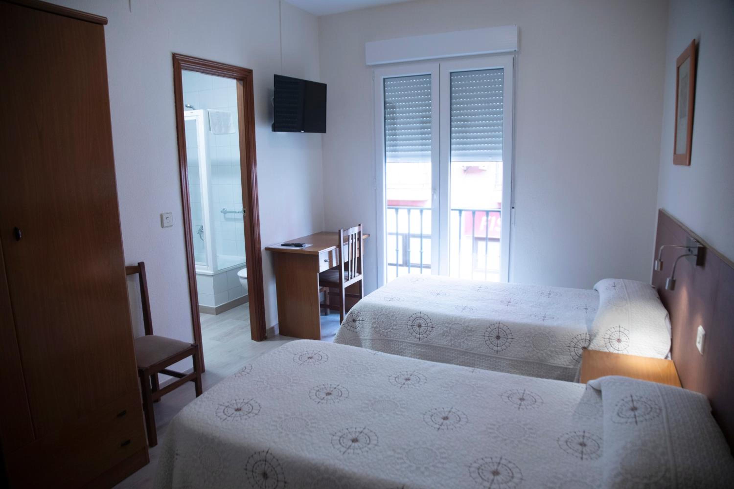 Double or Twin Room - Photo 4