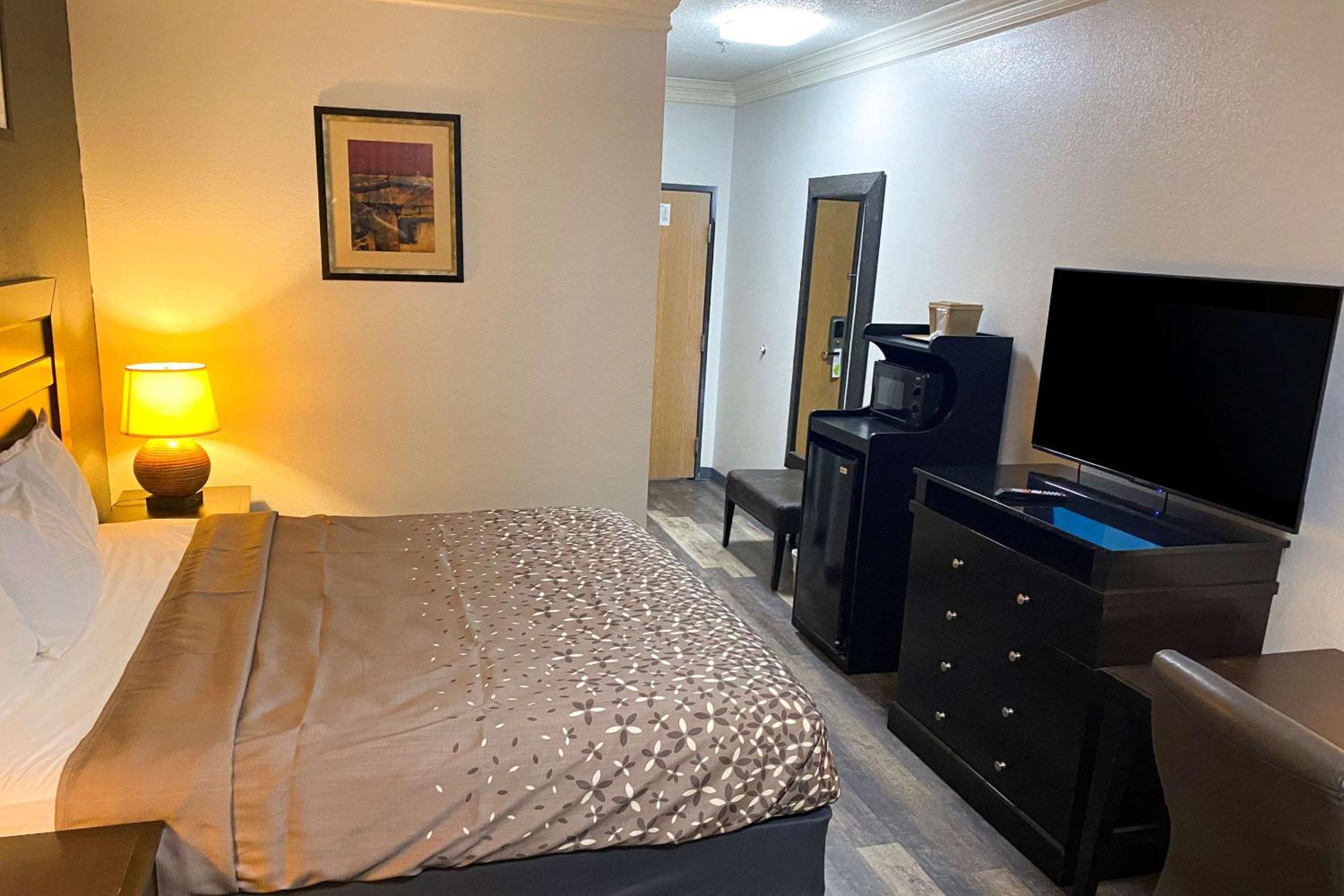 King Room with Sofa Bed - Non-Smoking - Photo 1
