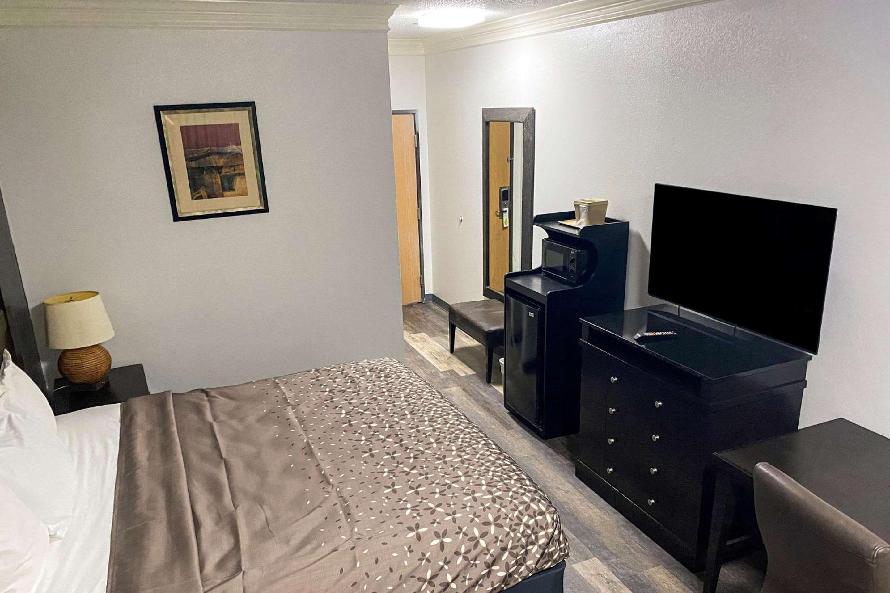 King Room with Sofa Bed - Non-Smoking - Photo 4
