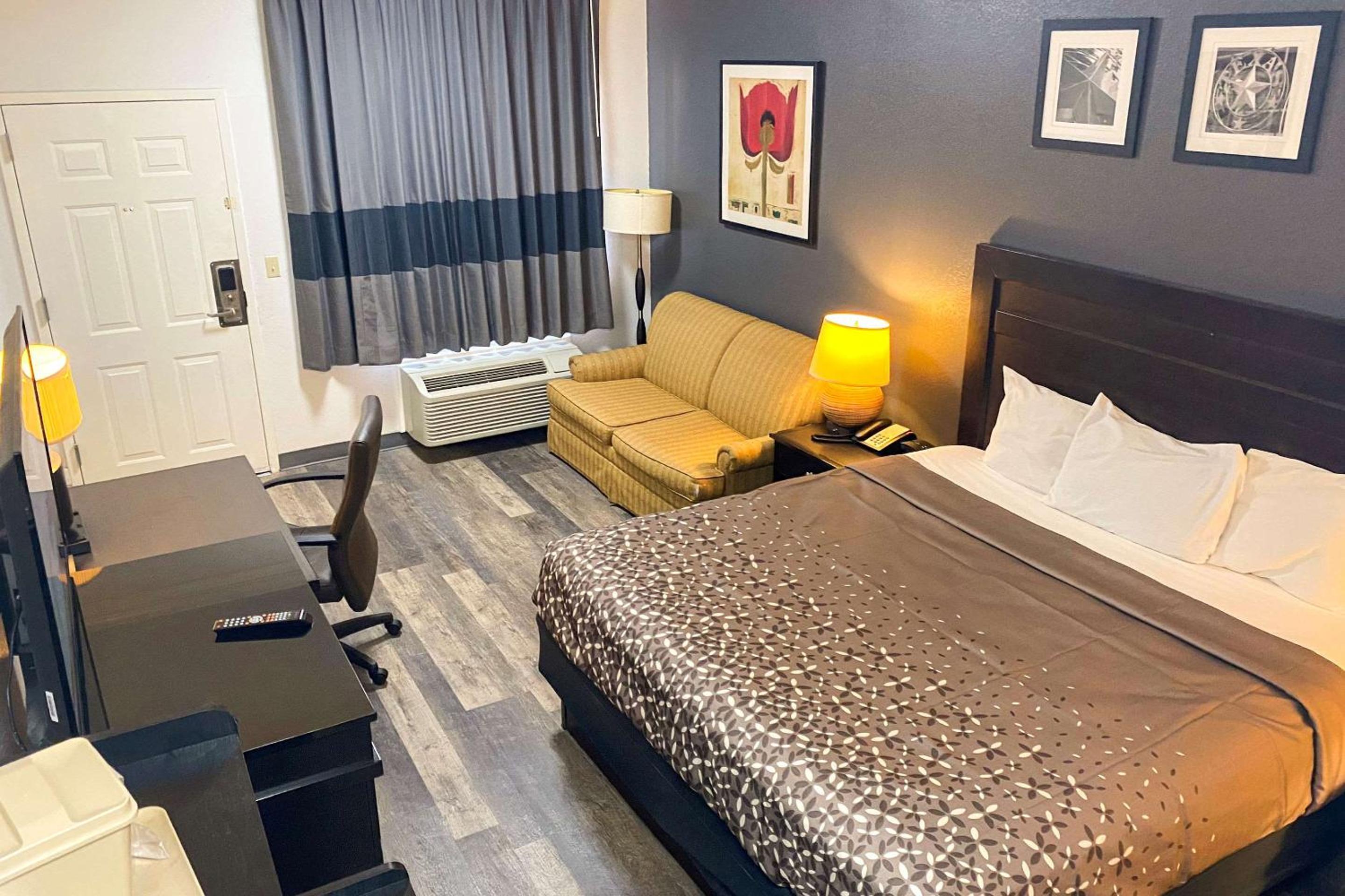 King Room with Sofa Bed - Non-Smoking - Photo 2