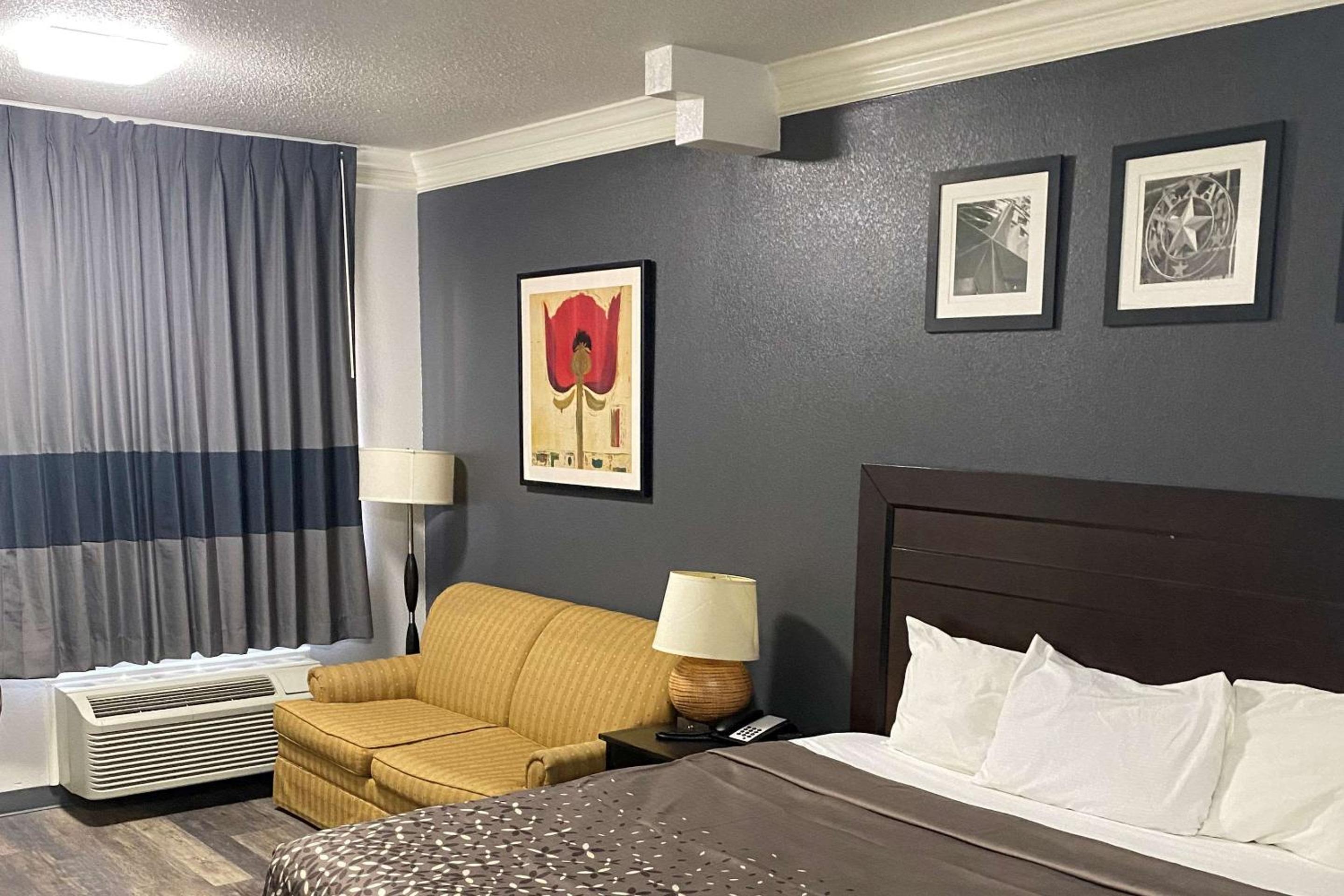 King Room with Sofa Bed - Non-Smoking - Photo 3