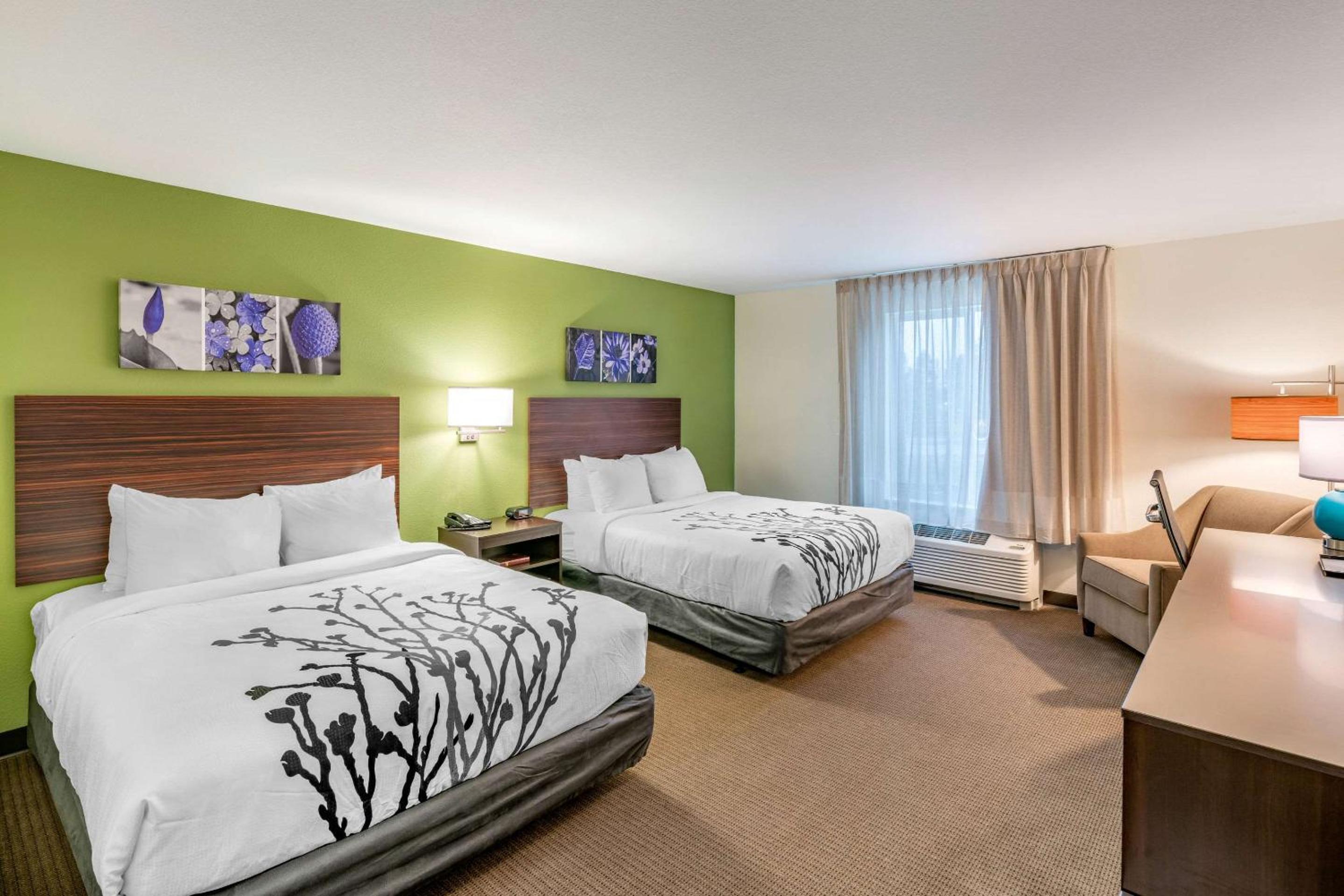 Queen Room with Two Queen Beds - Non-Smoking - Photo 1