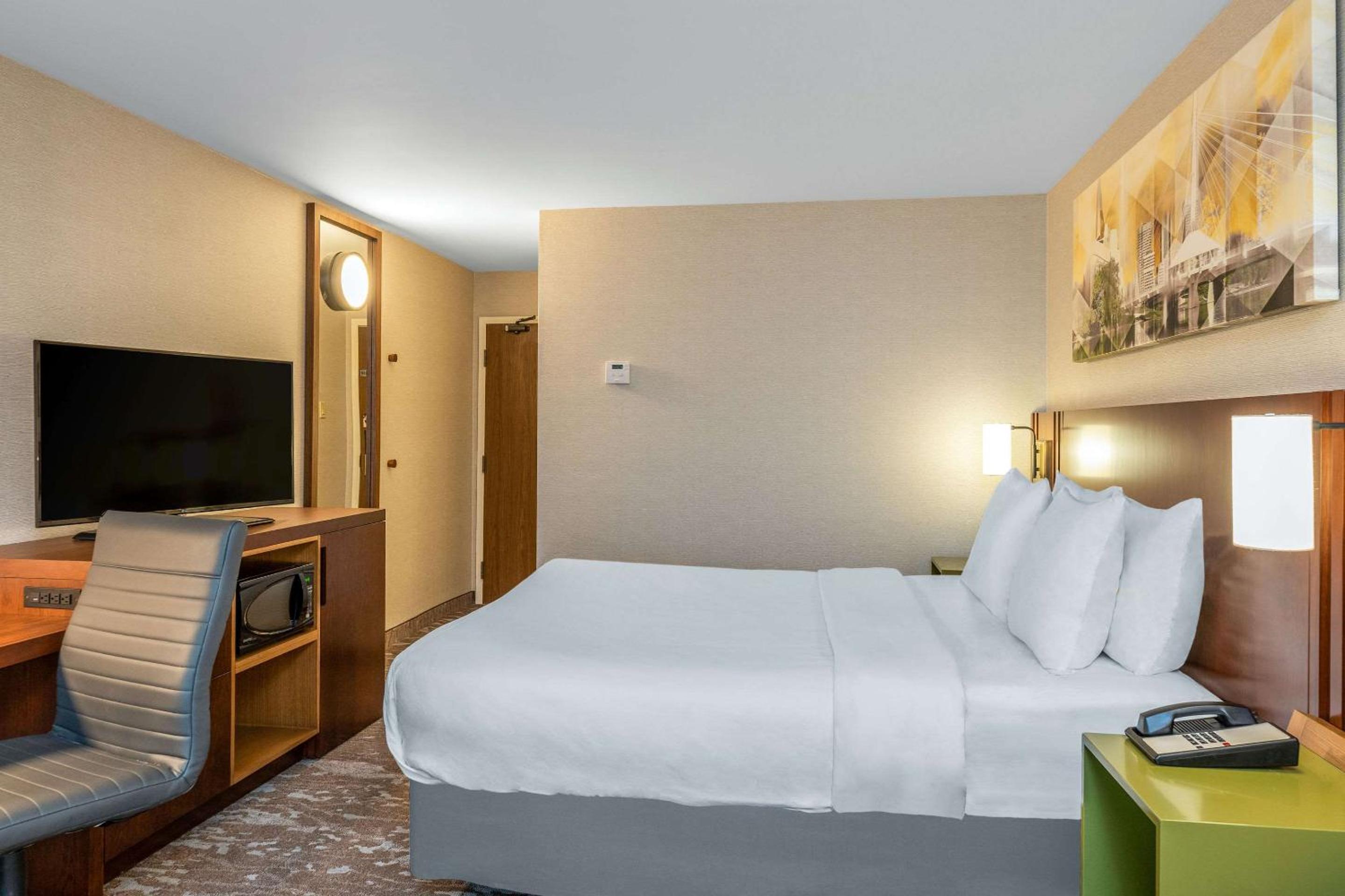 King Room with Sofa Bed - Photo 4