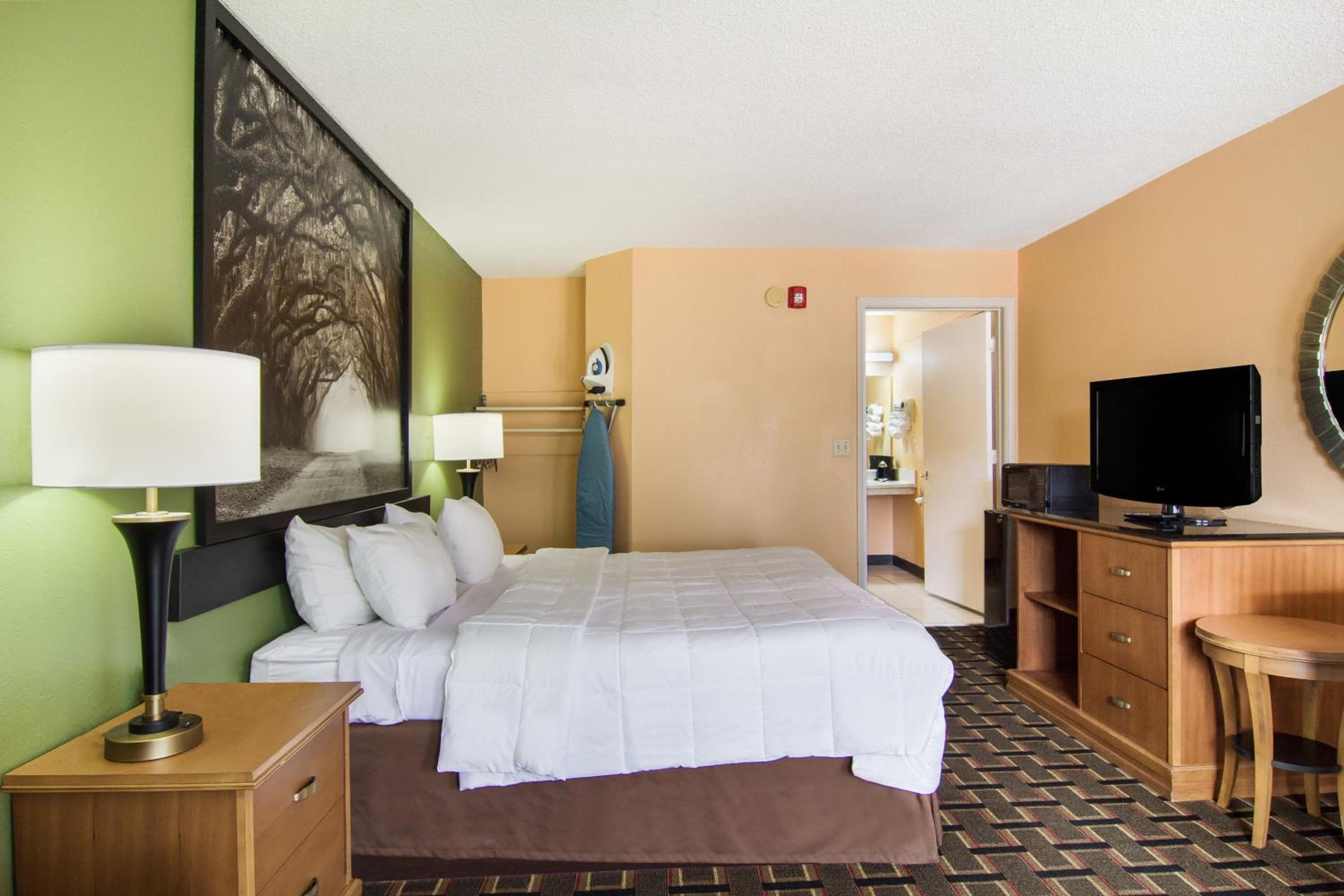King Room - Non-Smoking - Photo 3