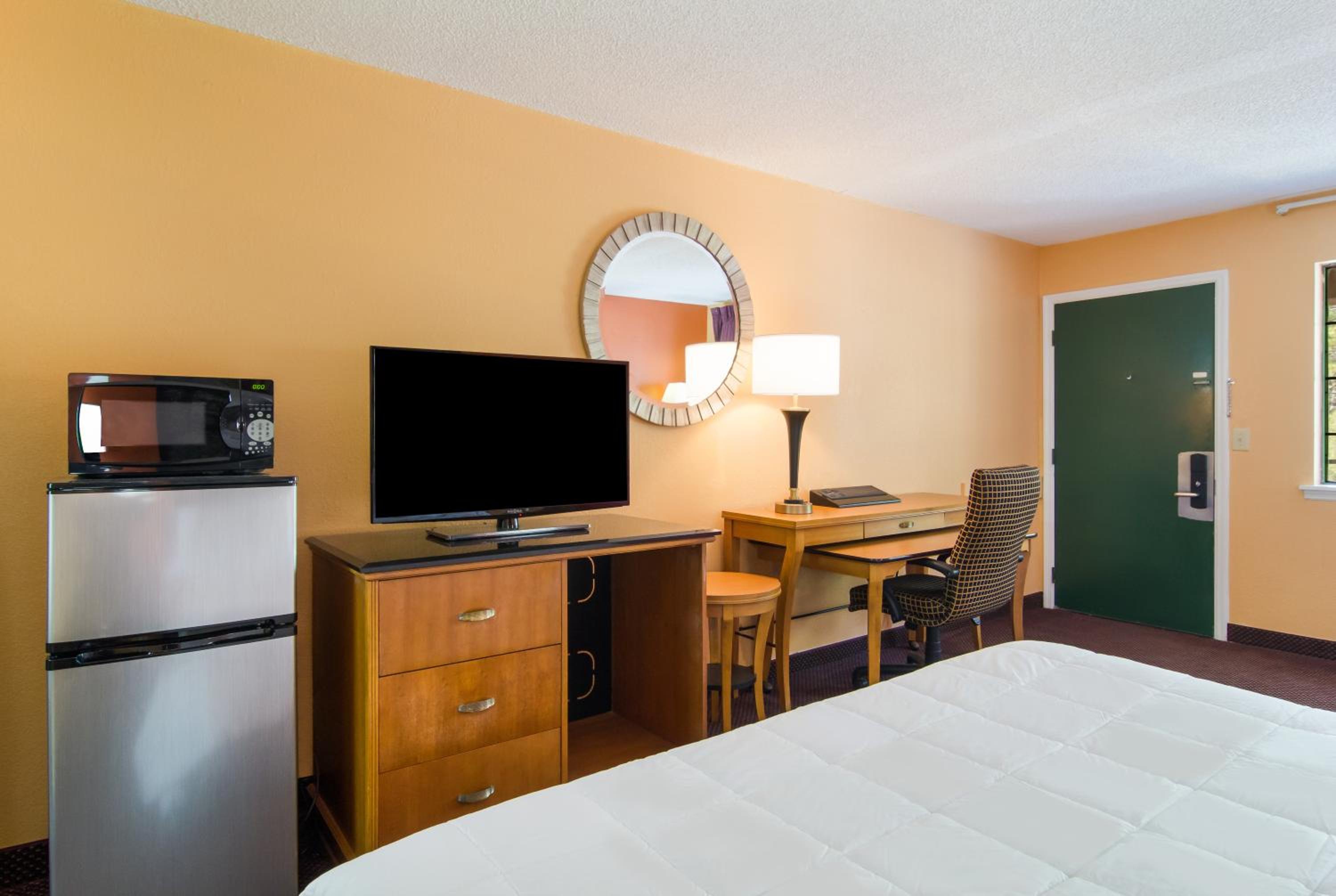 King Room - Non-Smoking - Photo 7
