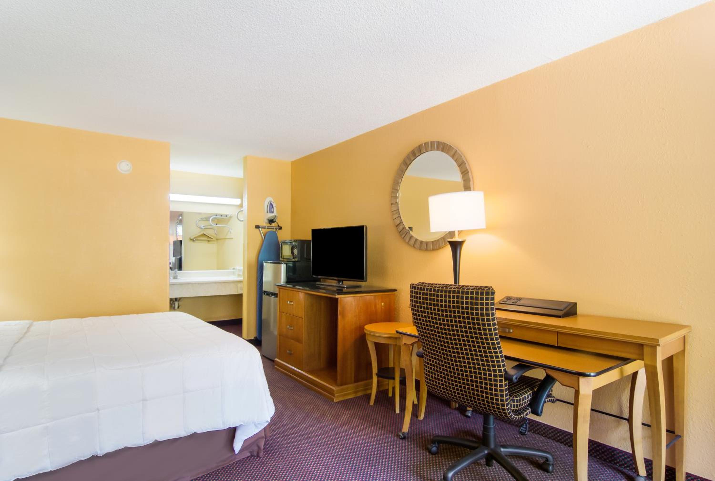 King Room - Non-Smoking - Photo 4