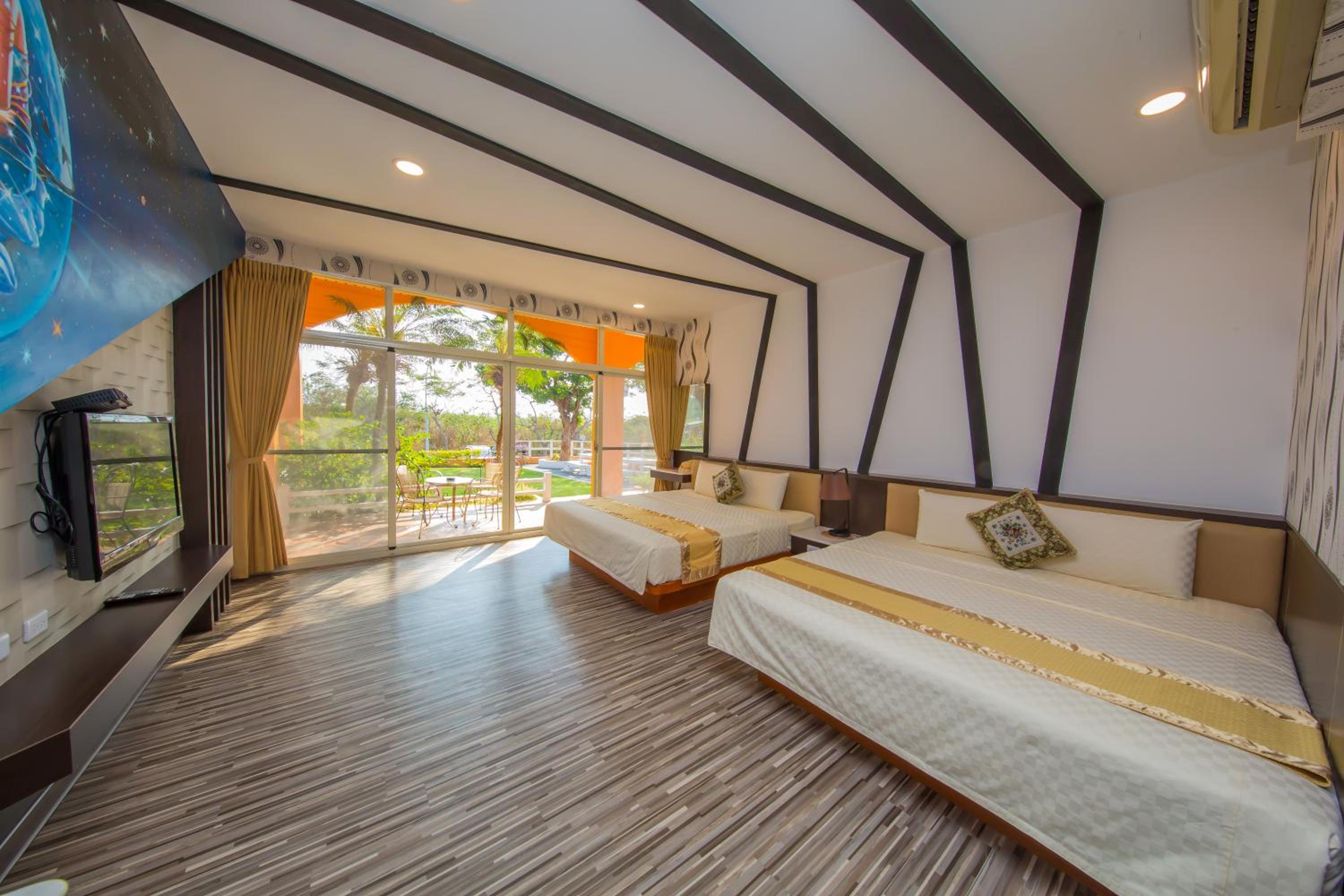 Quadruple Room with Balcony photo 3