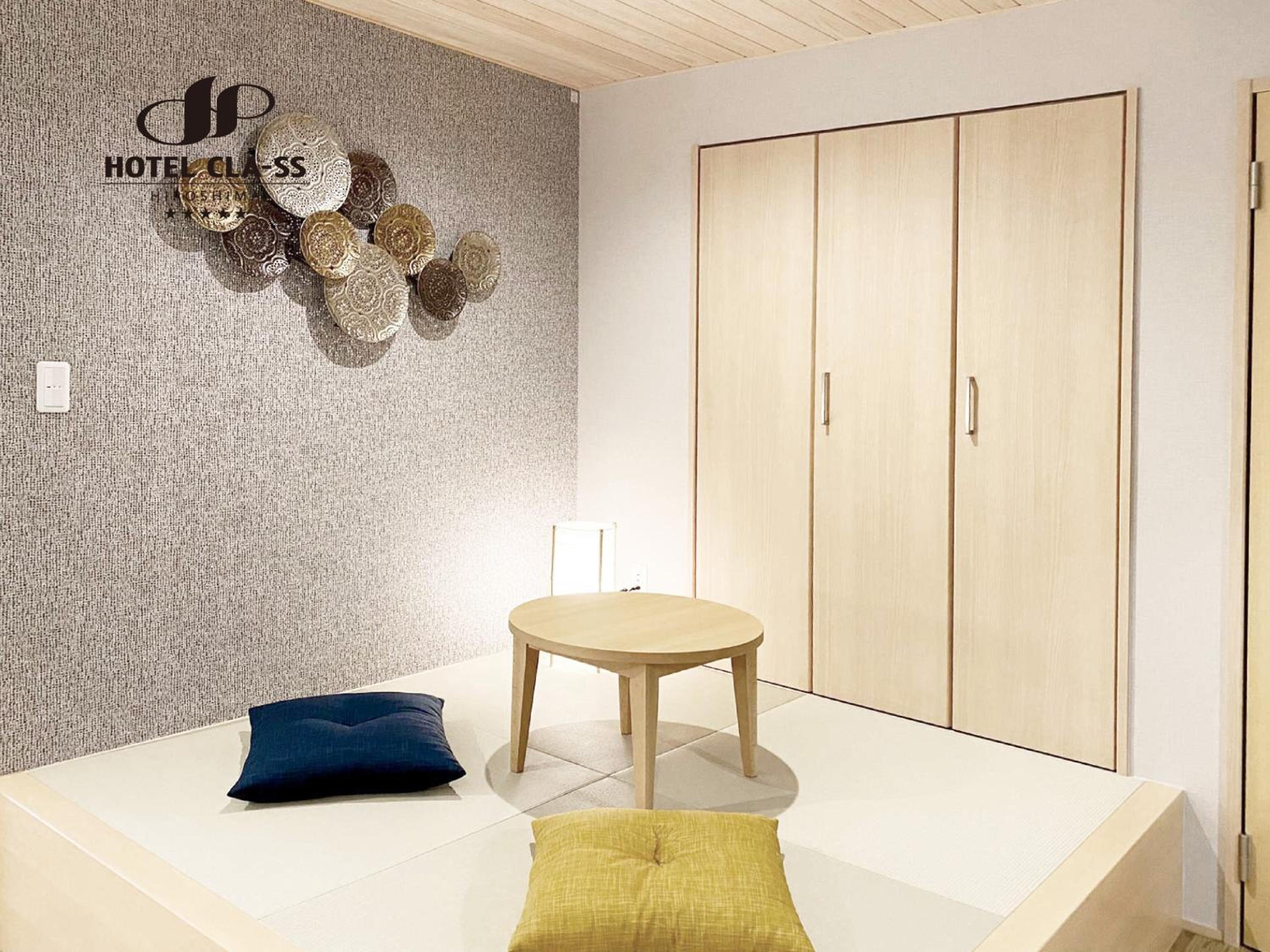 Deluxe Family Suite - Photo 14