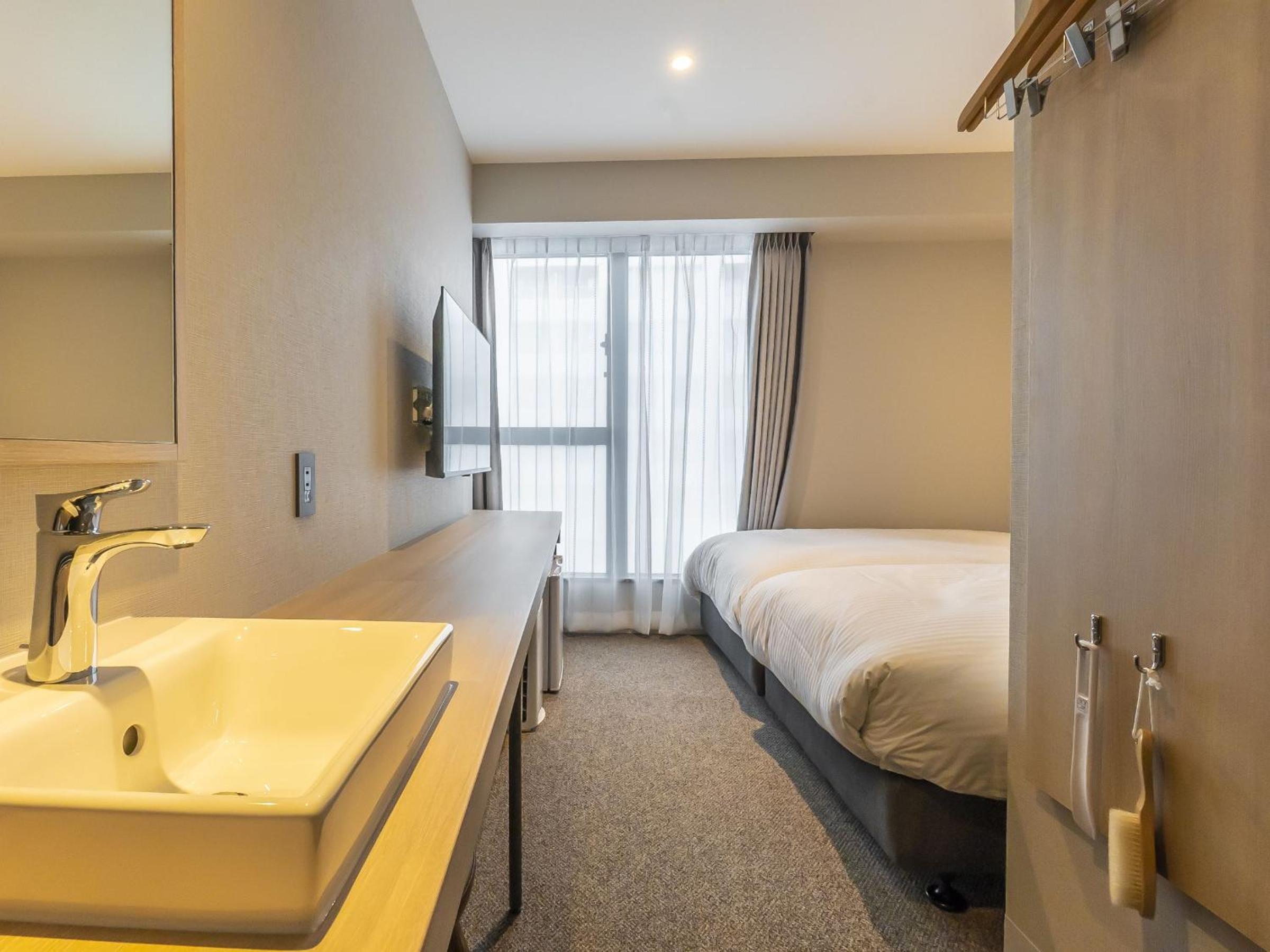 Twin Room - Non-Smoking - No Cleaning photo 2