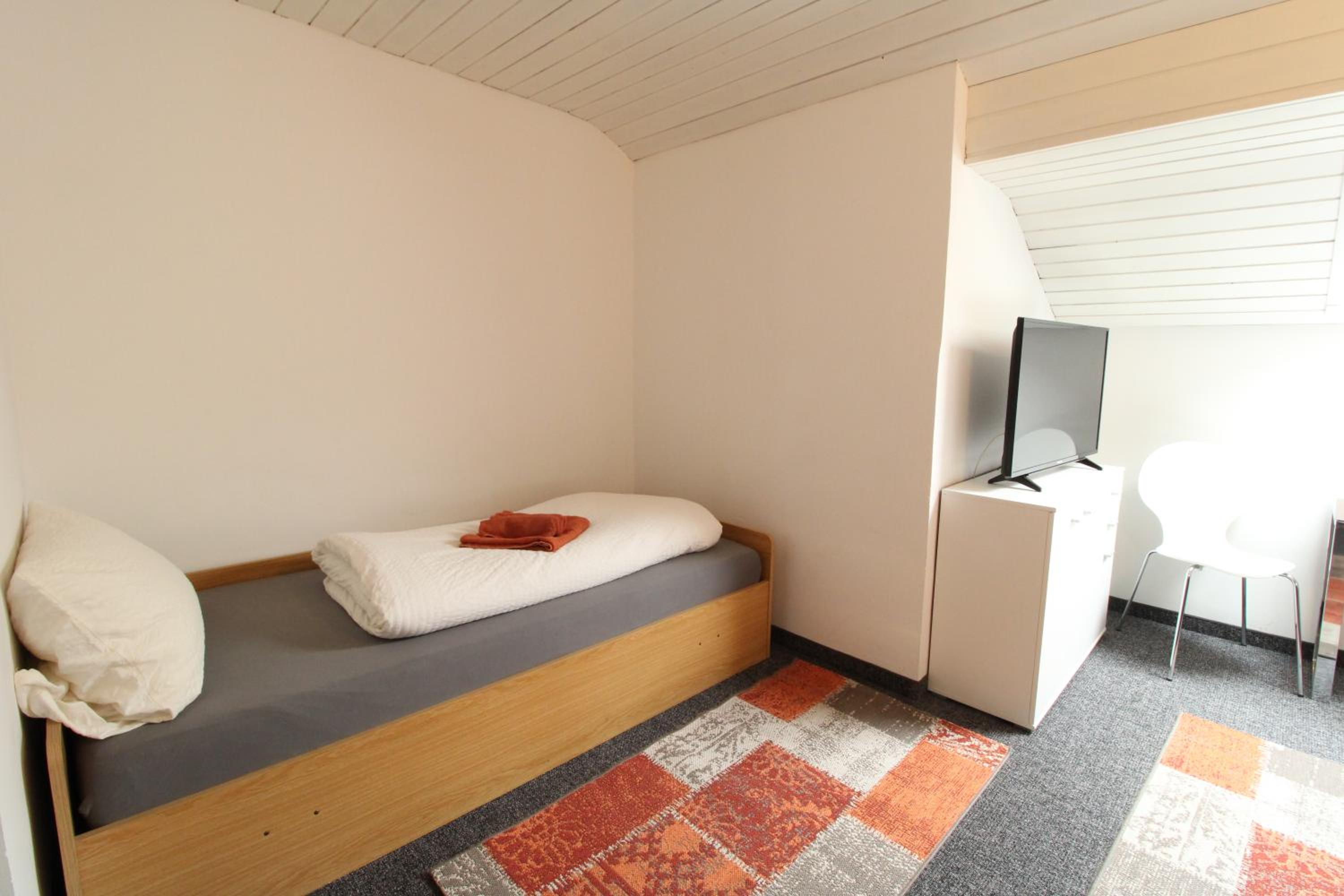Basic Triple Room with Shared Bathroom photo 3