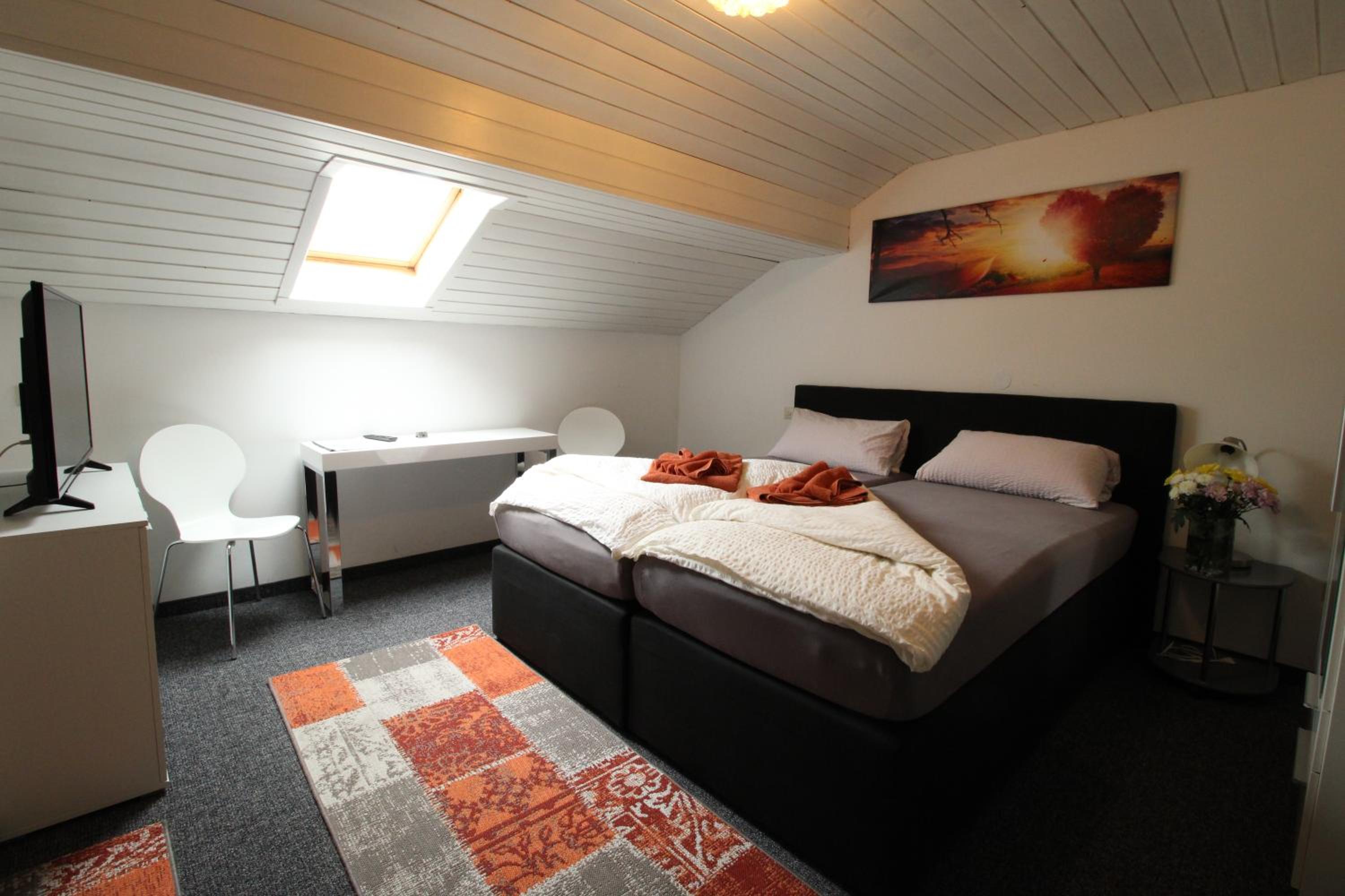 Basic Triple Room with Shared Bathroom photo 1