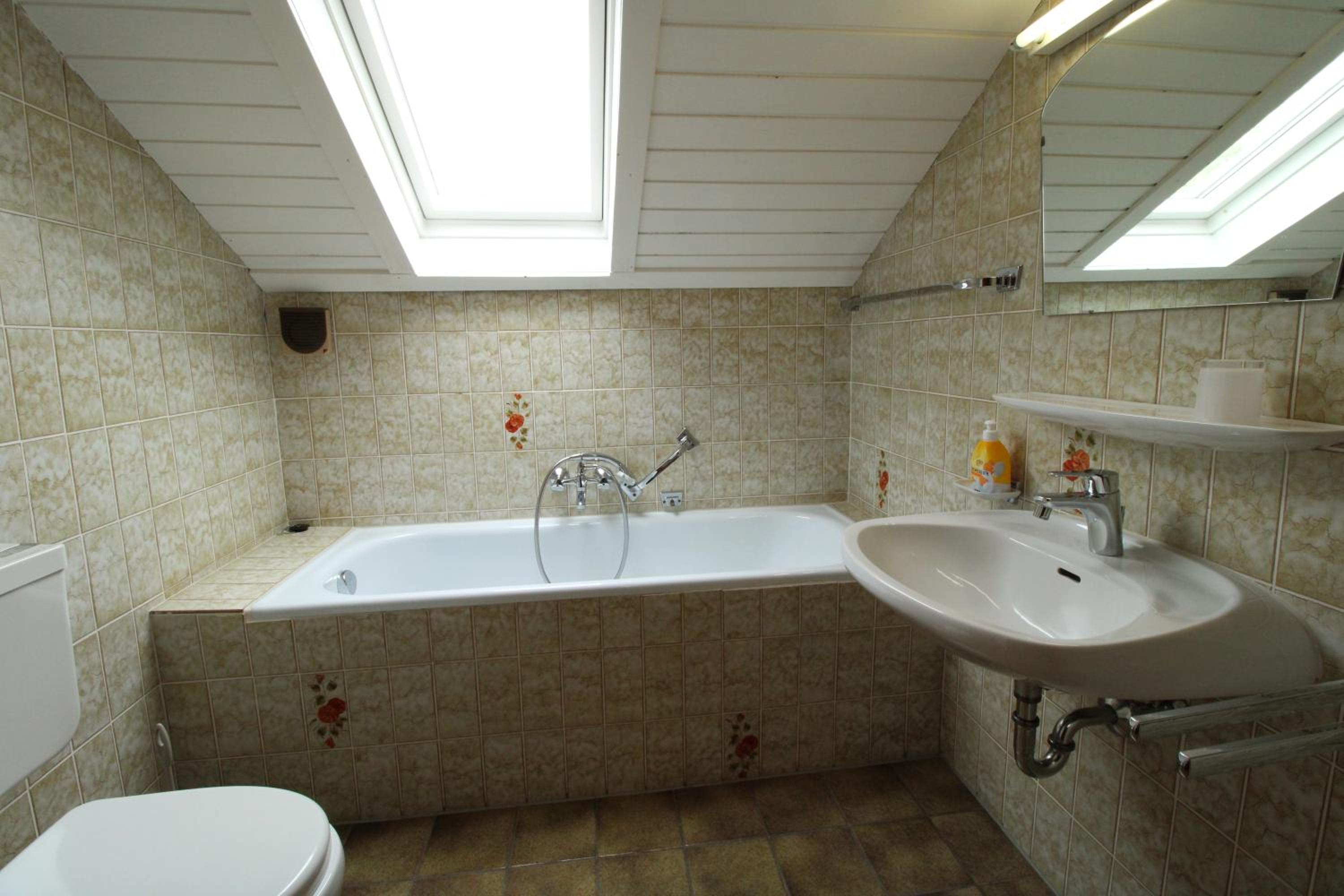 Basic Triple Room with Shared Bathroom photo 2