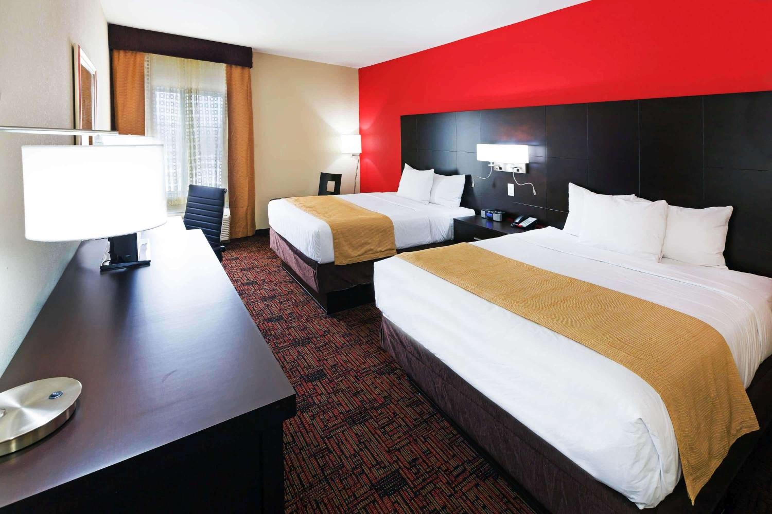2 Queen Beds, Mobility/Hearing Impaired Accessible Room, Non-Smoking photo 2