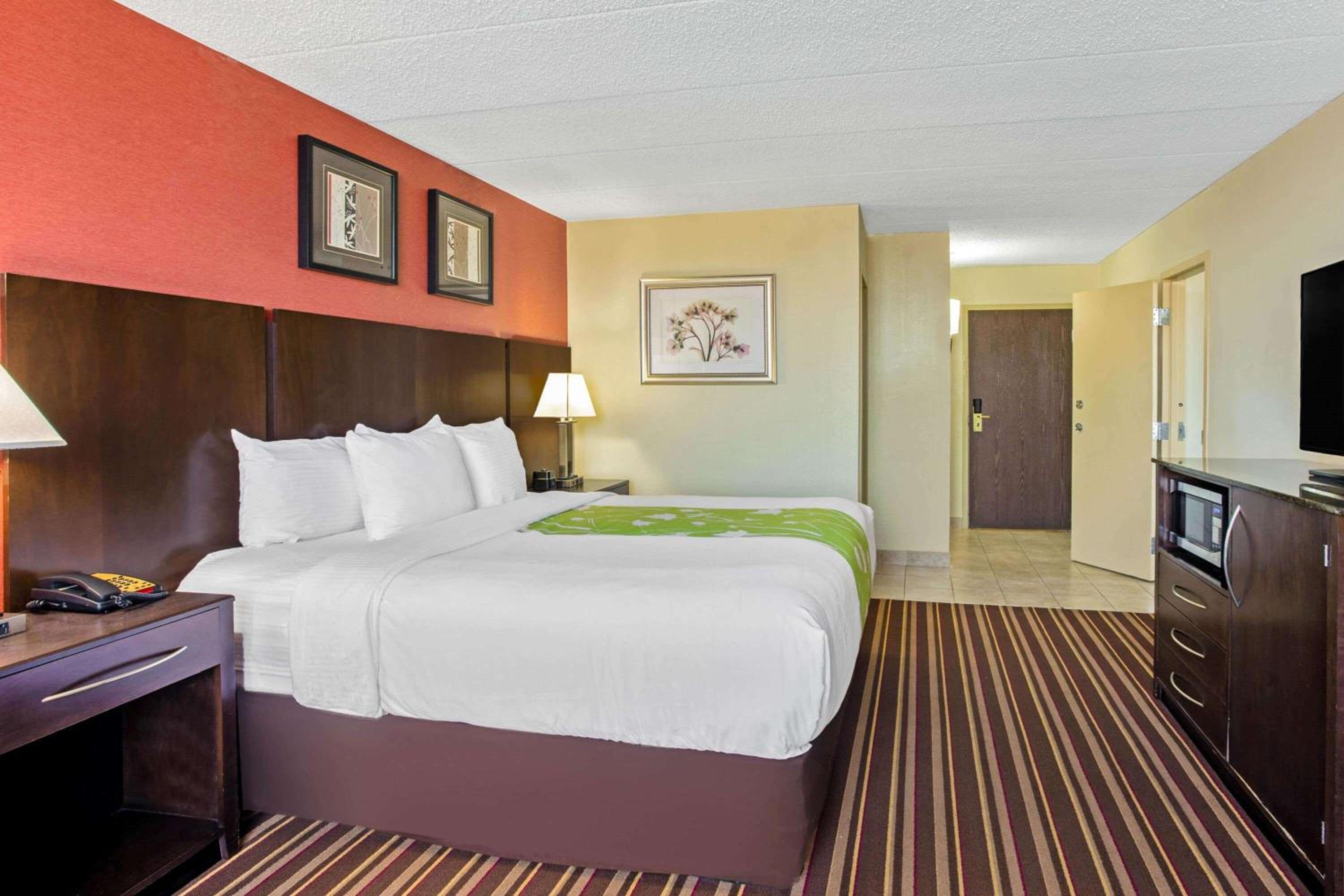 1 King Bed, One-Bedroom, Deluxe Suite, River View, Non-Smoking  photo 1