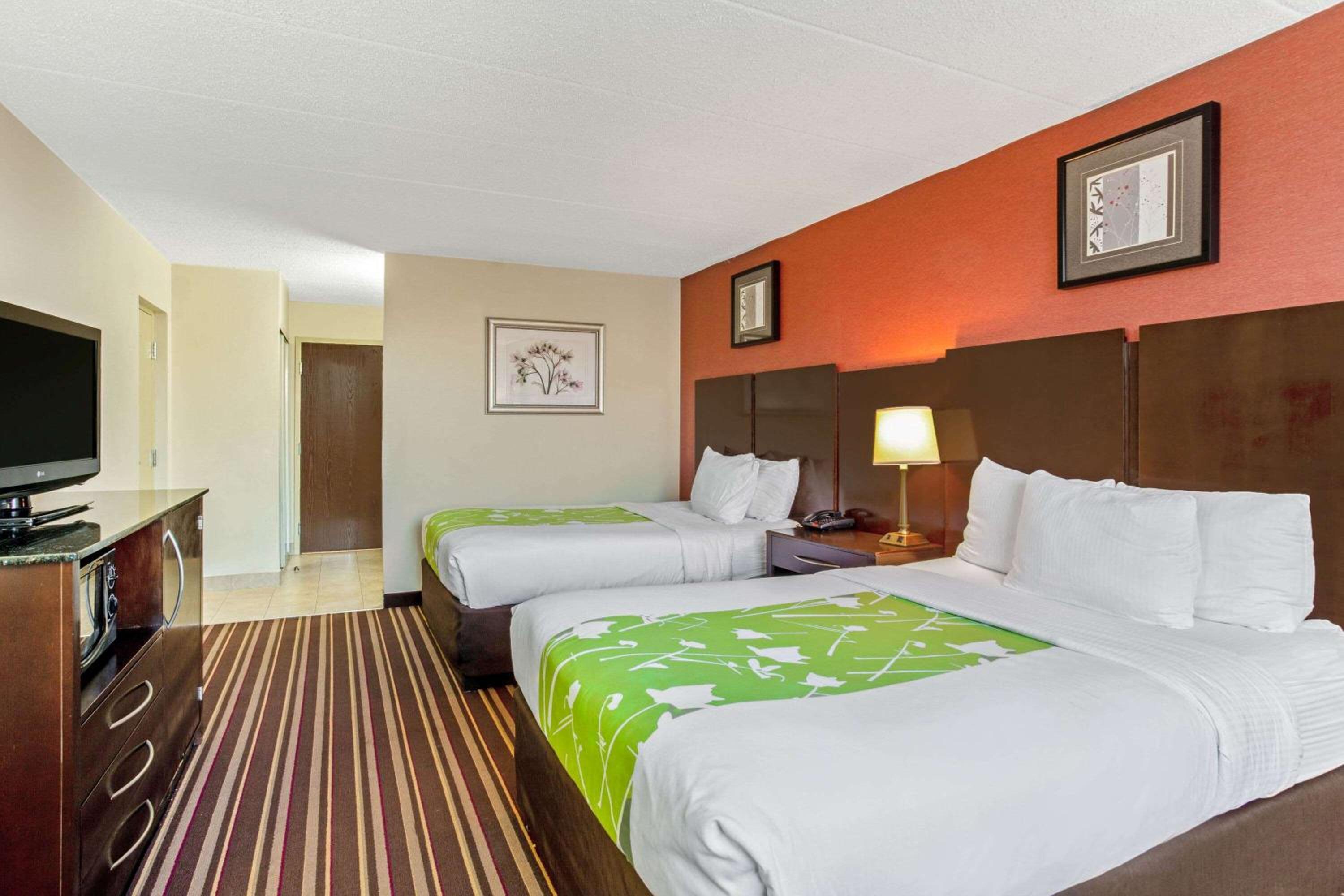 Queen Room with Two Queen Beds - Photo 2