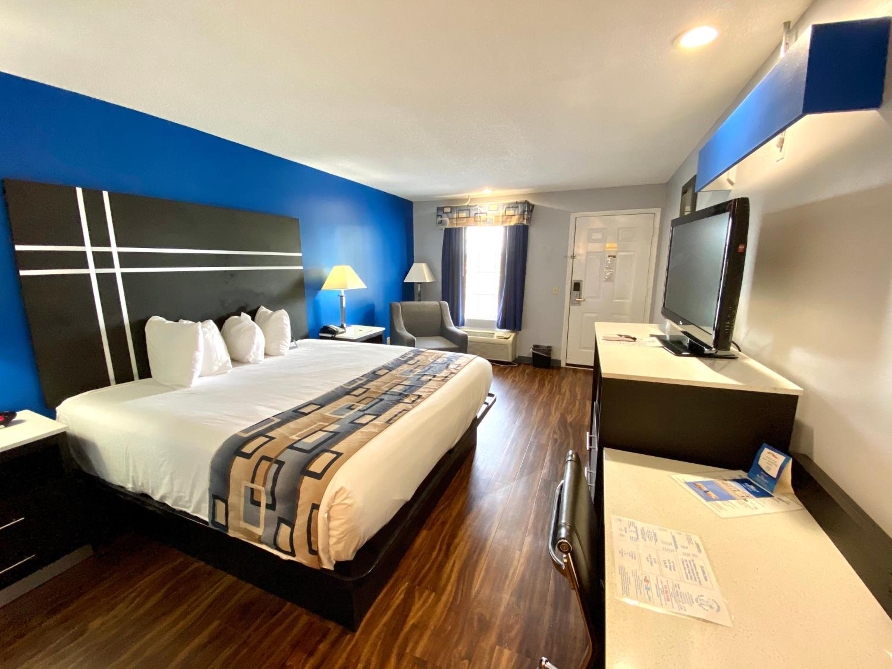 King Room - Non-Smoking - Photo 3